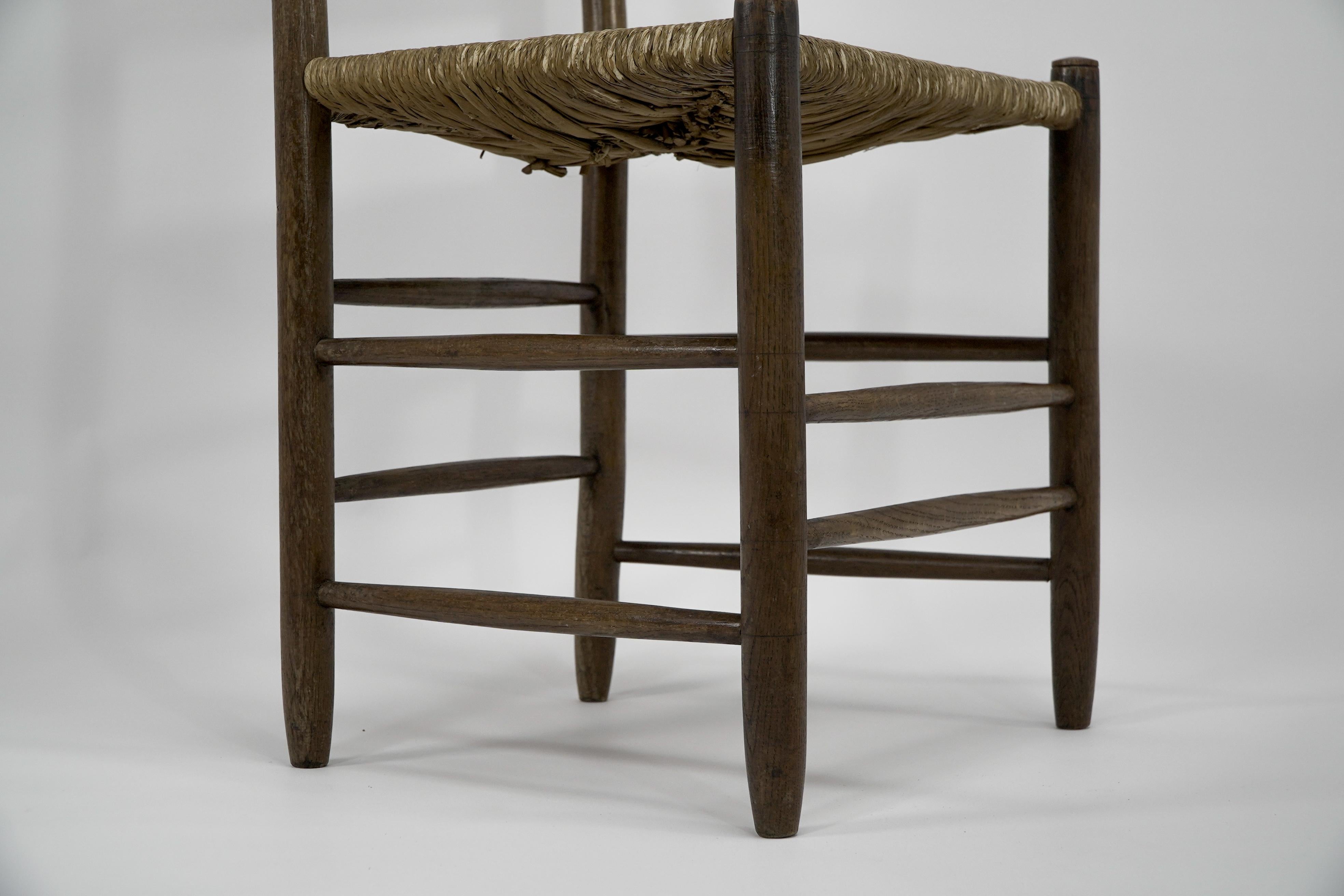 À la manière d'E Gimson. Ensemble de trois chaises de salle à manger en chêne de belle qualité avec dossier en échelle. en vente 5