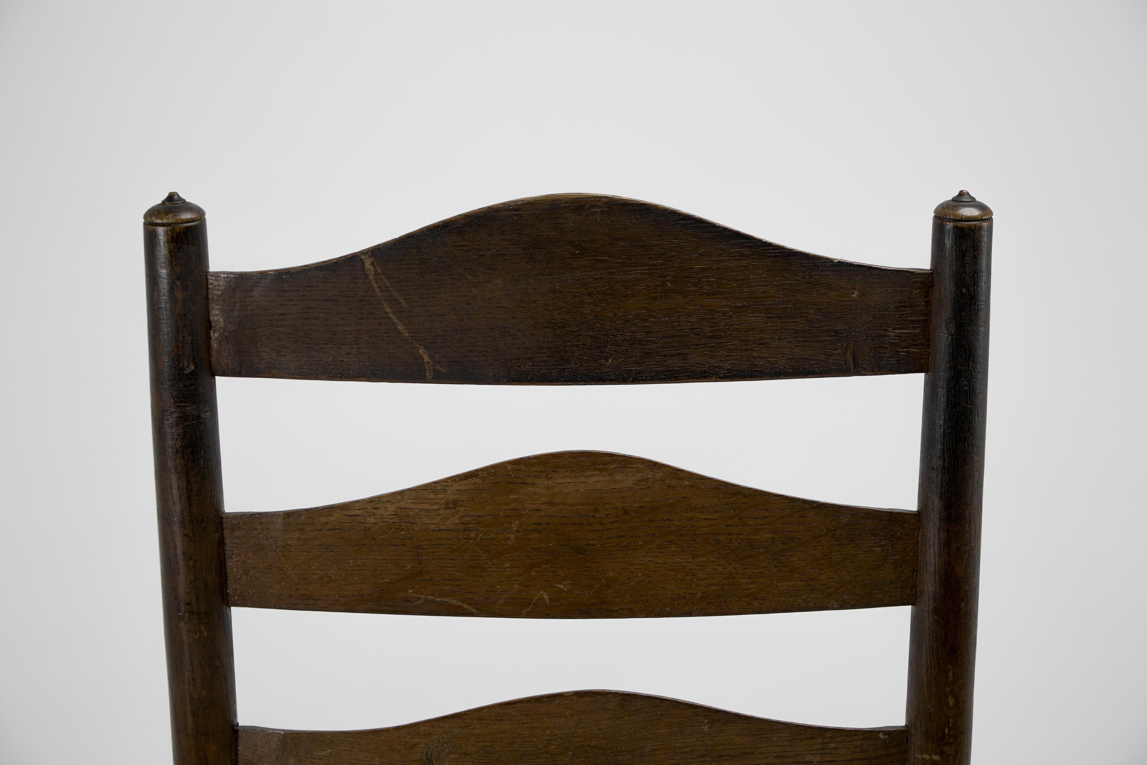 À la manière d'E Gimson. Ensemble de trois chaises de salle à manger en chêne de belle qualité avec dossier en échelle. en vente 7