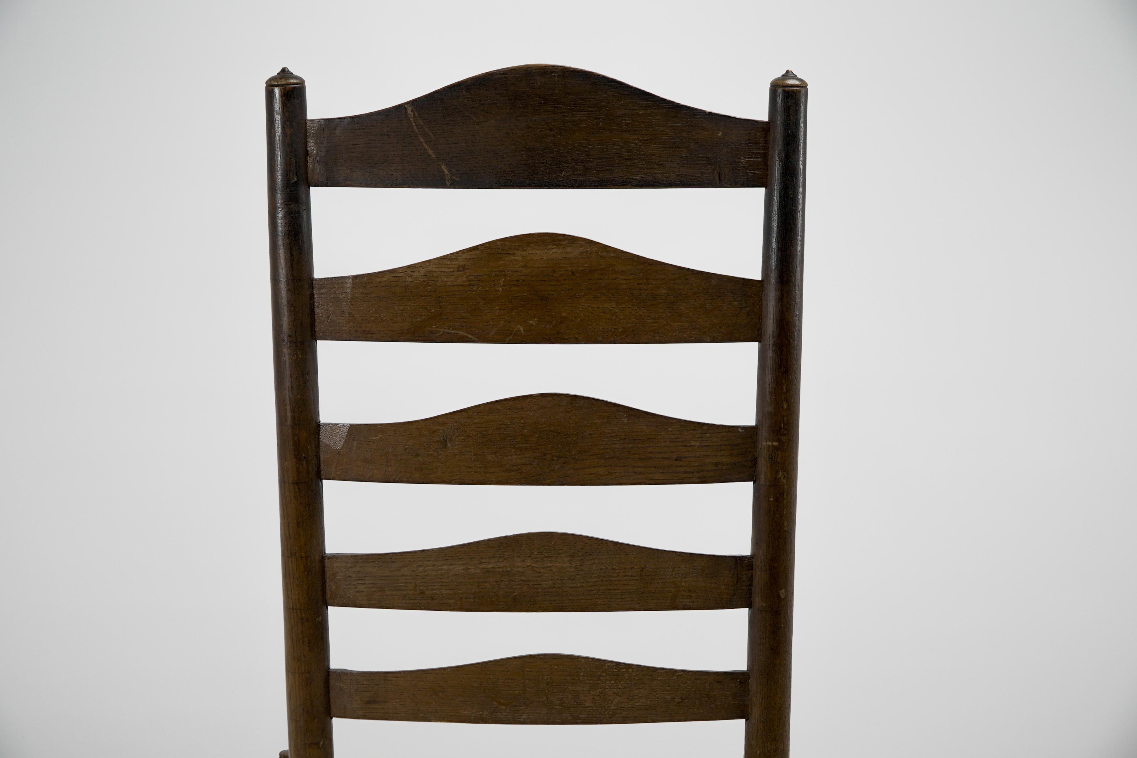 À la manière d'E Gimson. Ensemble de trois chaises de salle à manger en chêne de belle qualité avec dossier en échelle. en vente 9