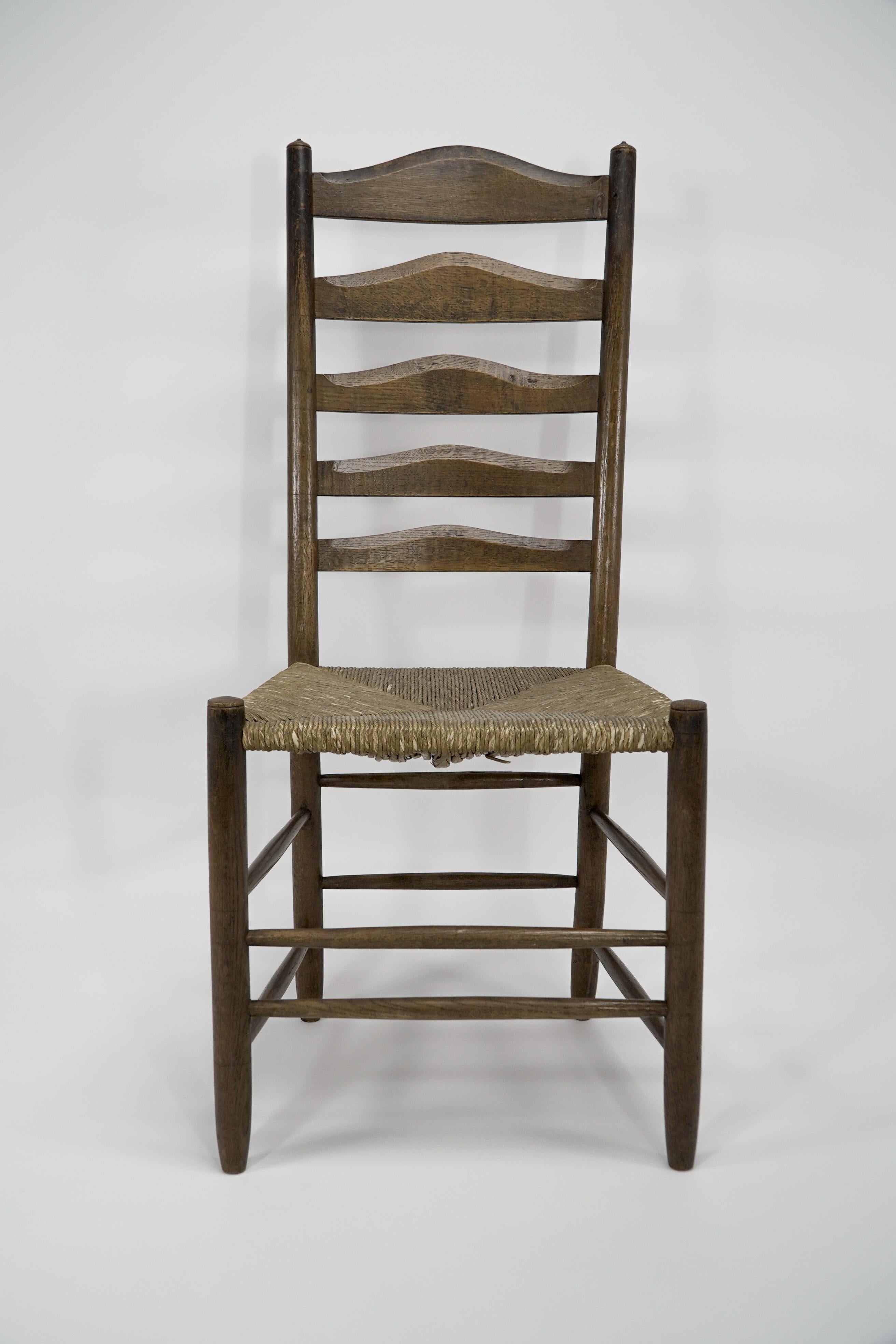 In der Art von E Gimson. Eine Reihe von drei schönen Qualität Eiche Leiter zurück Esszimmer Stühle (Frühes 20. Jahrhundert) im Angebot