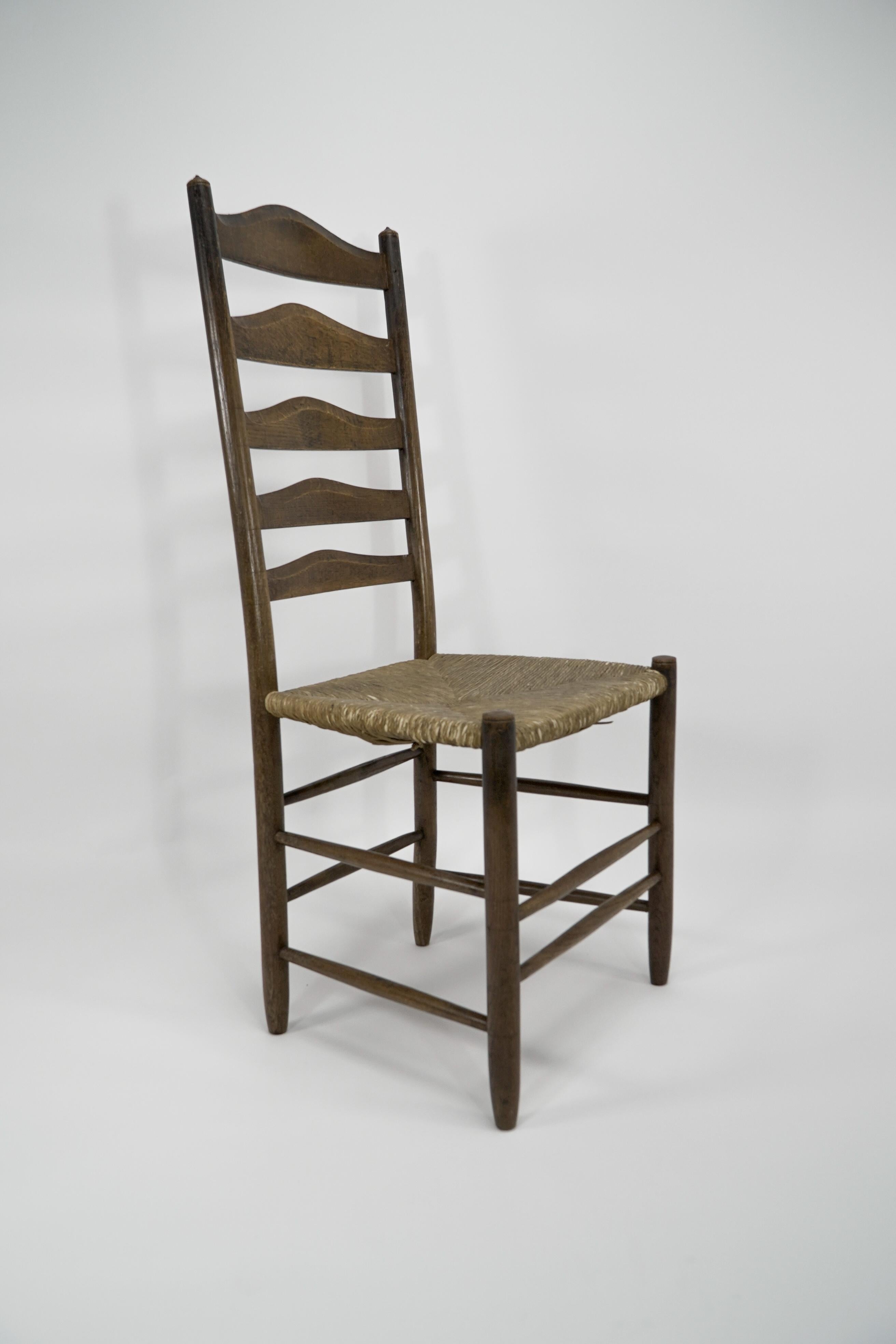 Chêne À la manière d'E Gimson. Ensemble de trois chaises de salle à manger en chêne de belle qualité avec dossier en échelle. en vente