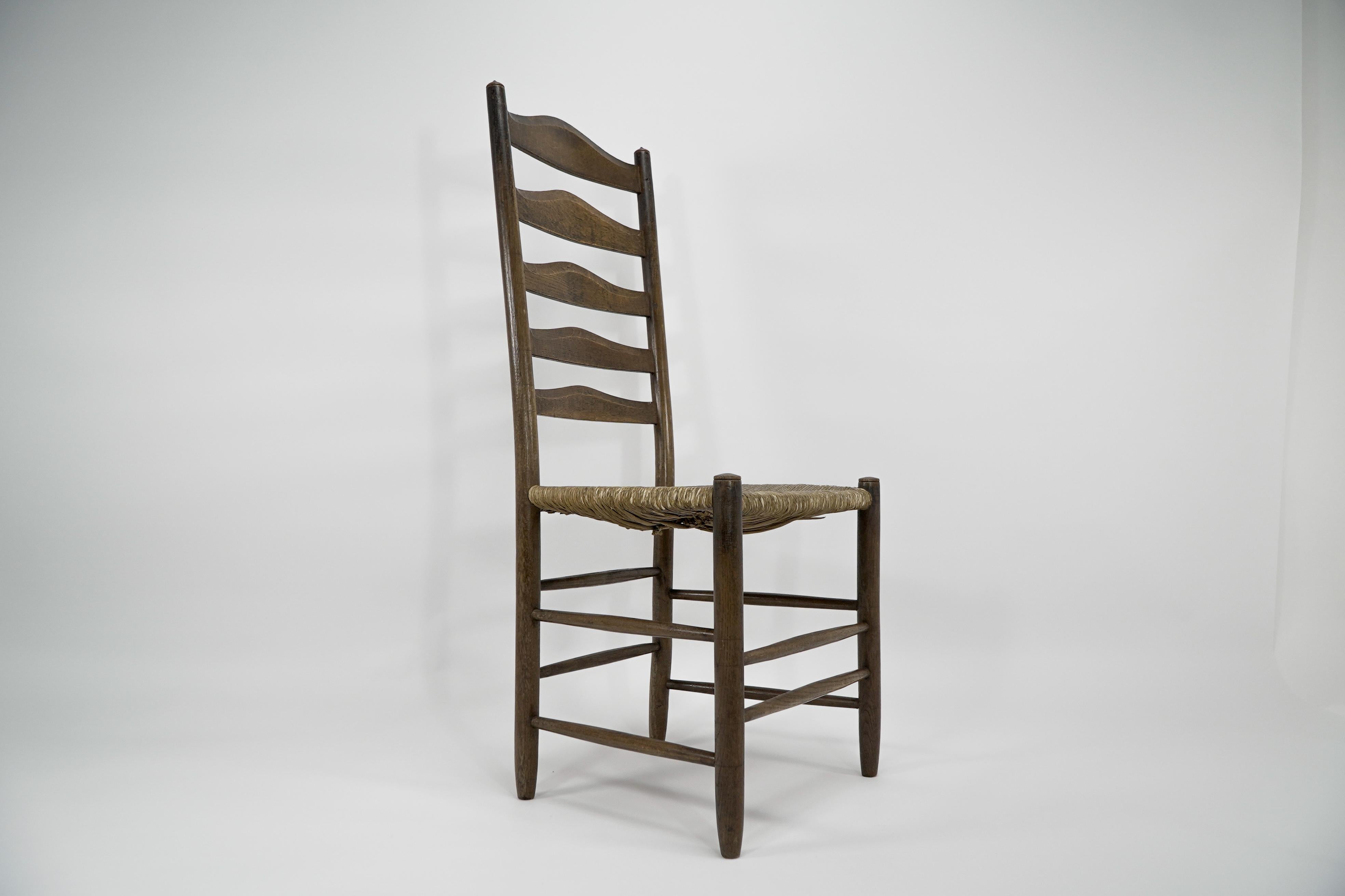 À la manière d'E Gimson. Ensemble de trois chaises de salle à manger en chêne de belle qualité avec dossier en échelle. en vente 1