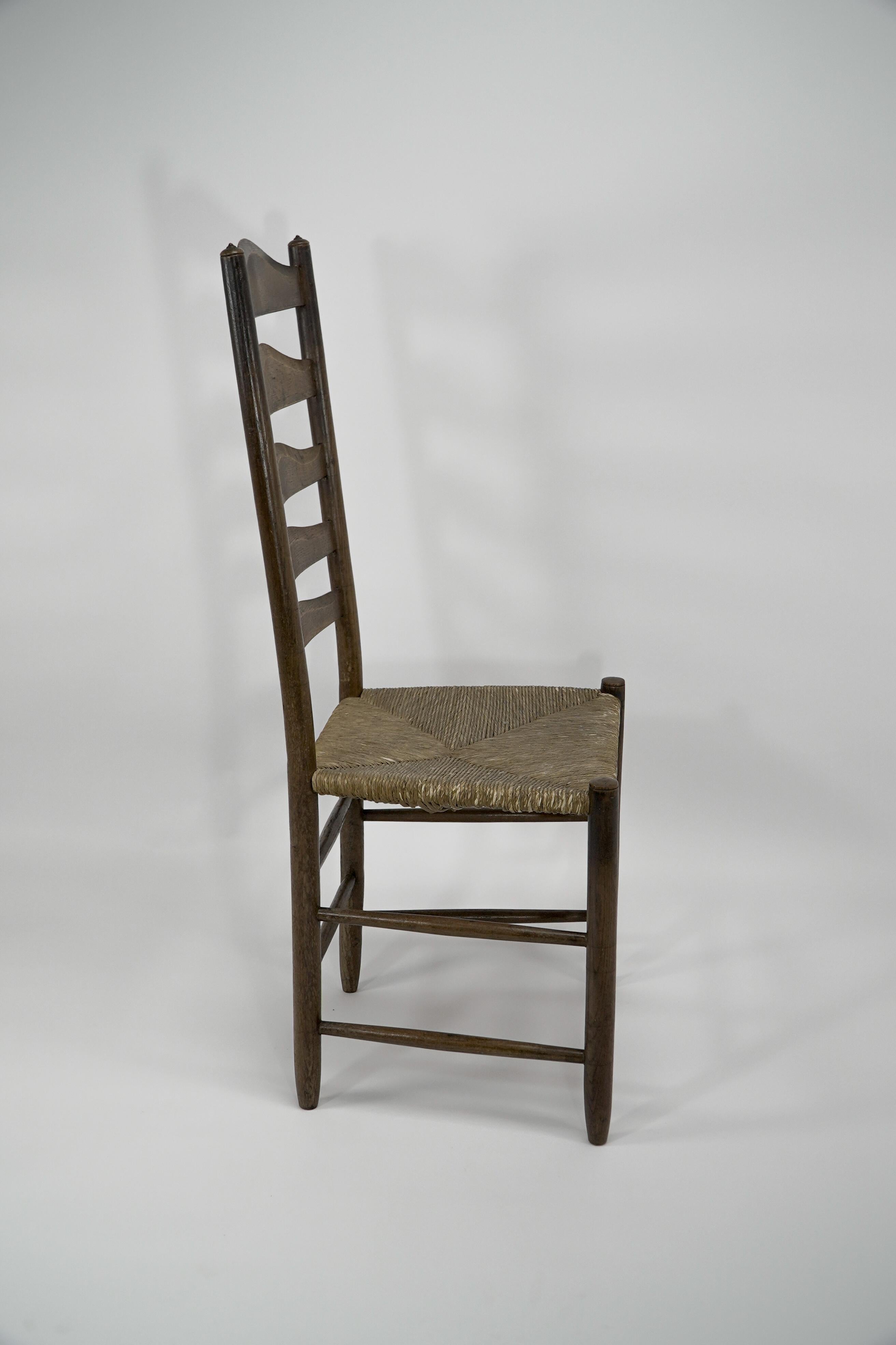 À la manière d'E Gimson. Ensemble de trois chaises de salle à manger en chêne de belle qualité avec dossier en échelle. en vente 2