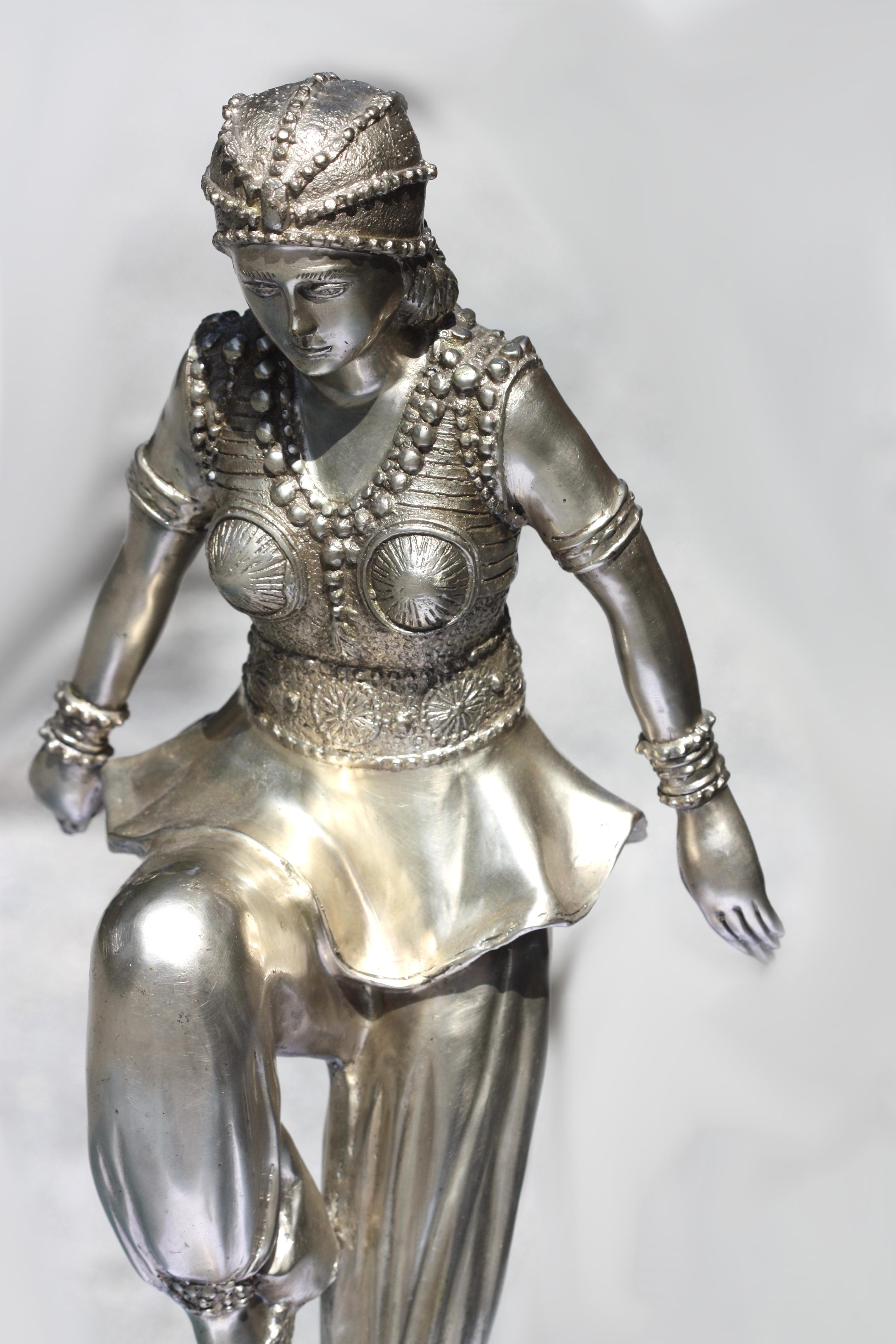 
Maniera di Erte, Danzatrice femminile in bronzo argentato
Senza segno. La figura, vestita in modo teatrale, era in bilico su un basamento circolare di marmo nero.
Altezza 21 pollici, larghezza 8 pollici, diametro della base 7,5 pollici,