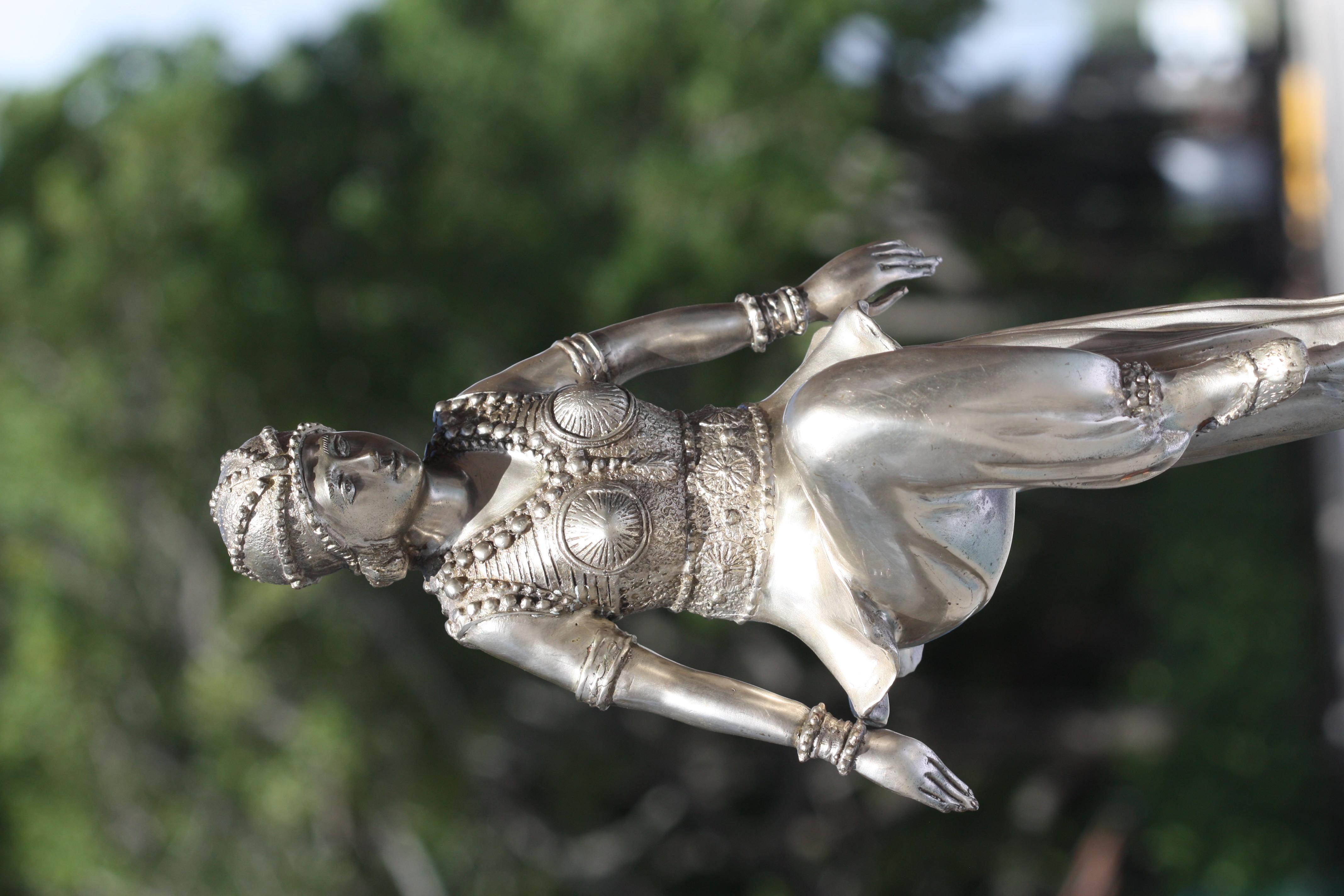 Argento Maniera di Erte, Danzatrice femminile in bronzo argentato in vendita