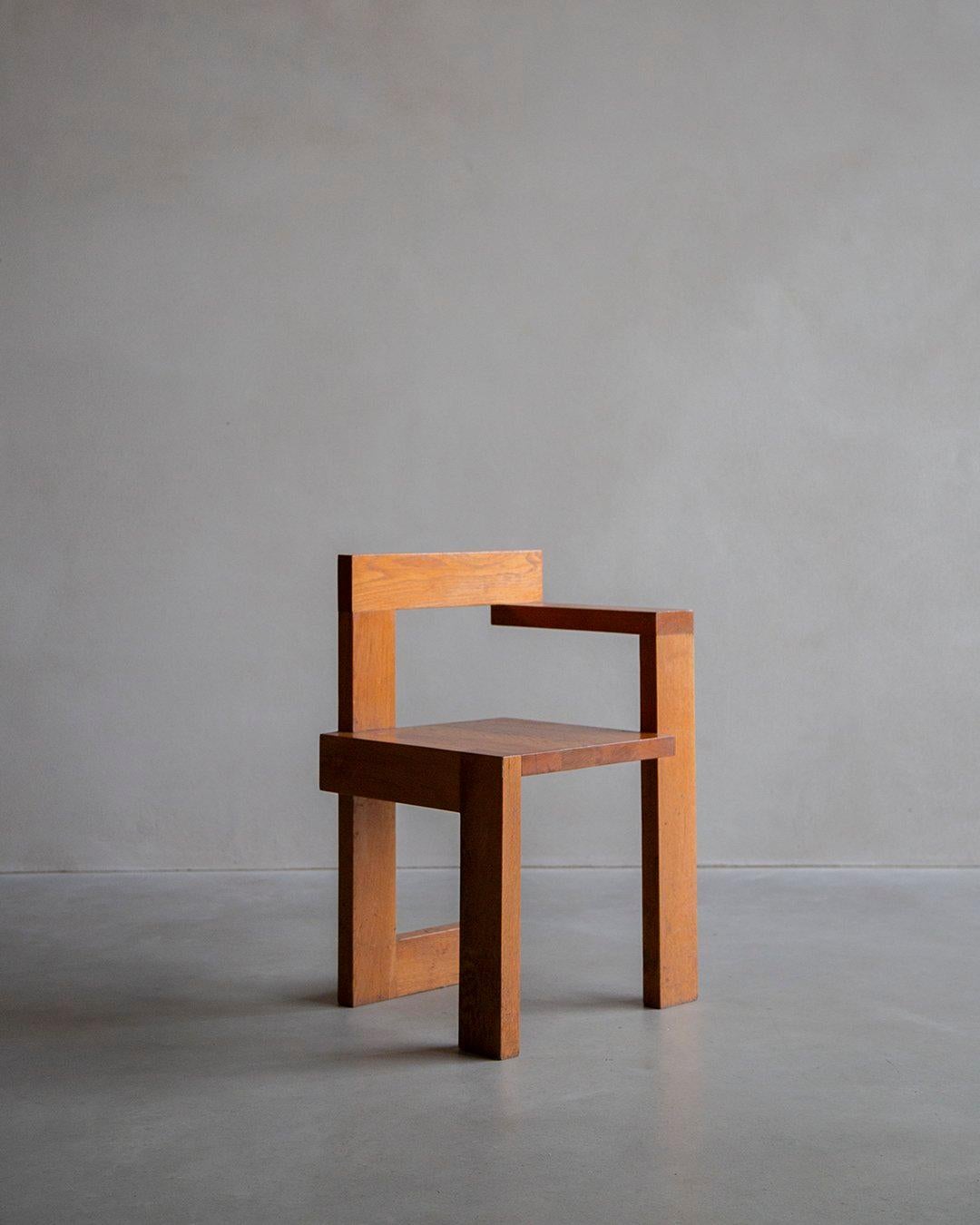 Diese niederländische Interpretation des Steltman-Stuhls aus den 1970er Jahren ist eine Hommage an Rietvelds Vision. Er ist aus massiver Eiche gefertigt und weist eine sehr schöne natürliche Holzmaserung auf, die sowohl Schönheit als auch Stärke