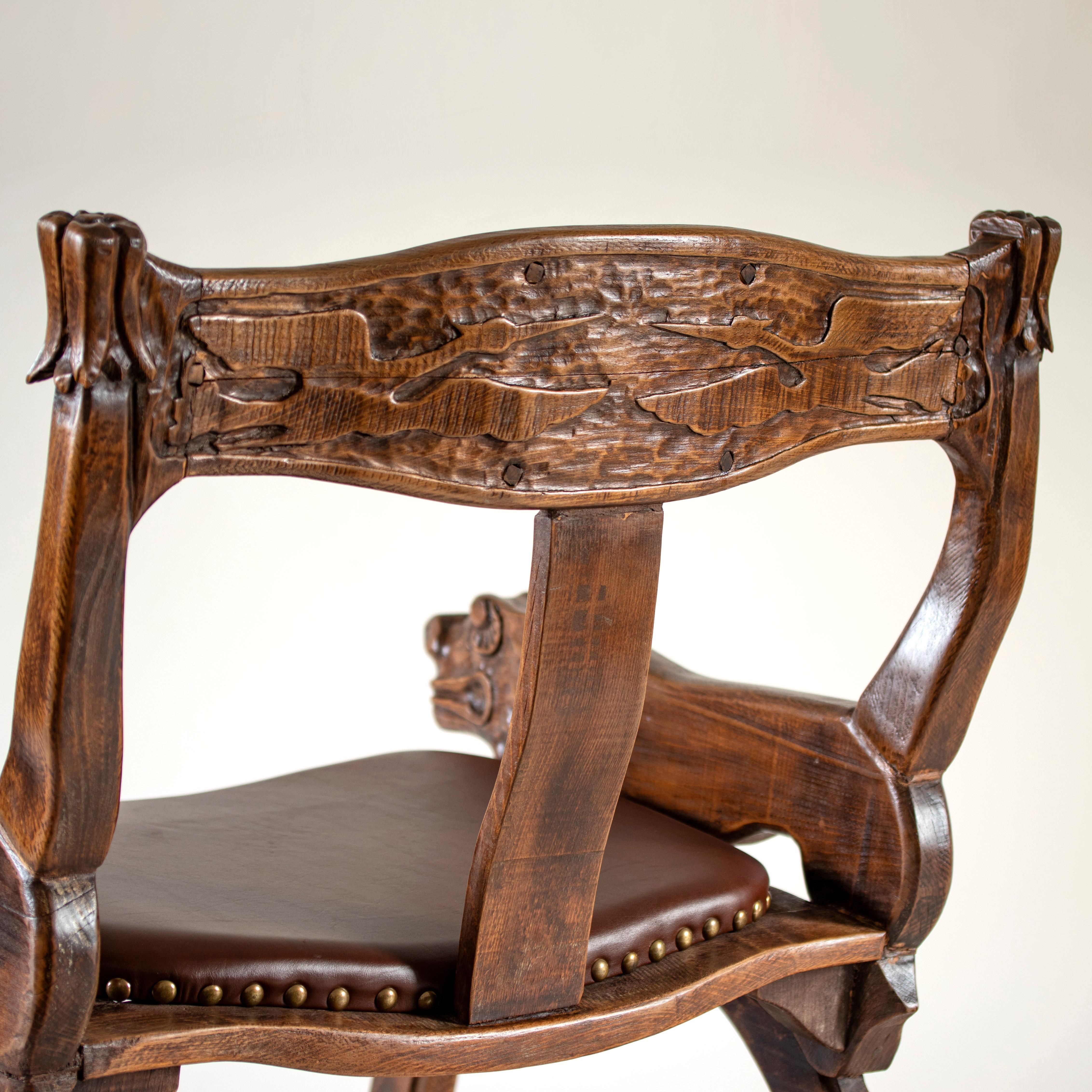 Manner of Gustaf Fjaestad, Pair of Swedish Carved Beech and Leather Armchairs For Sale 1