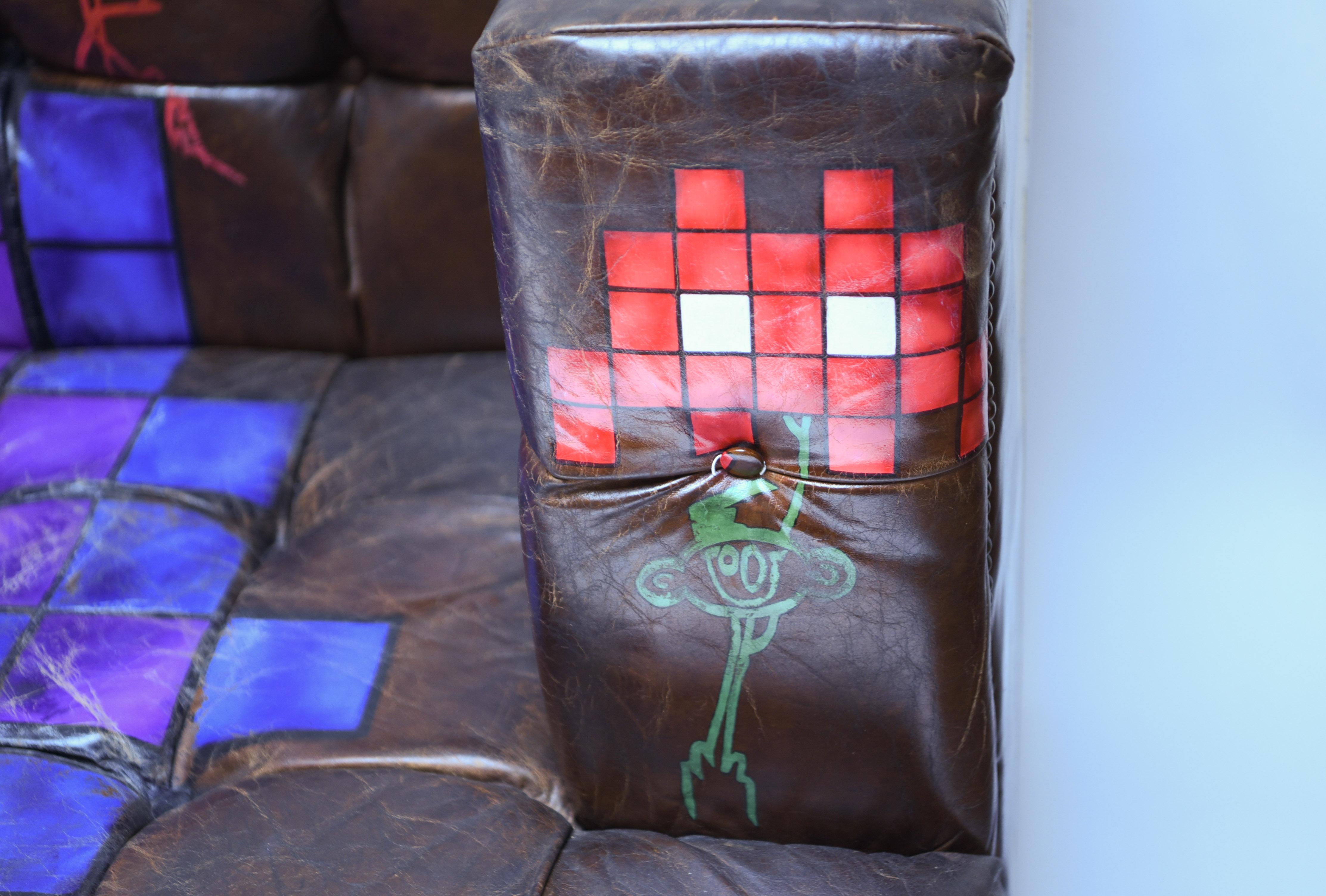 sofa graffiti