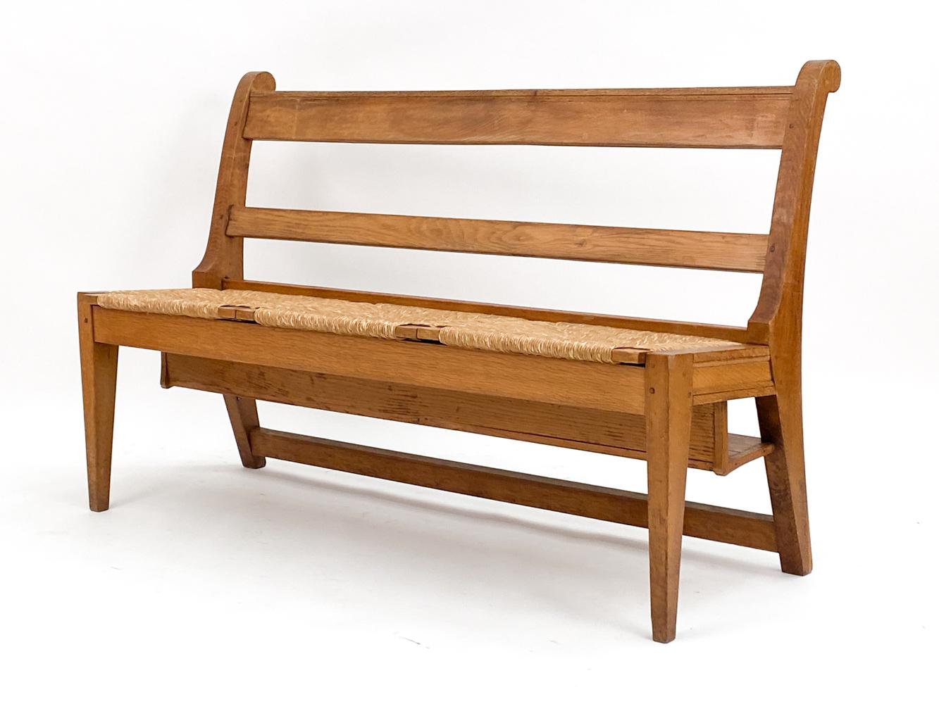 Este banco de mediados de siglo, encantadoramente rústico, evoca el estilo de Martin Visser. Está construida con madera maciza de roble, unida de forma sencilla pero robusta. Este diseño encaja perfectamente en el entorno eclesiástico para el que se