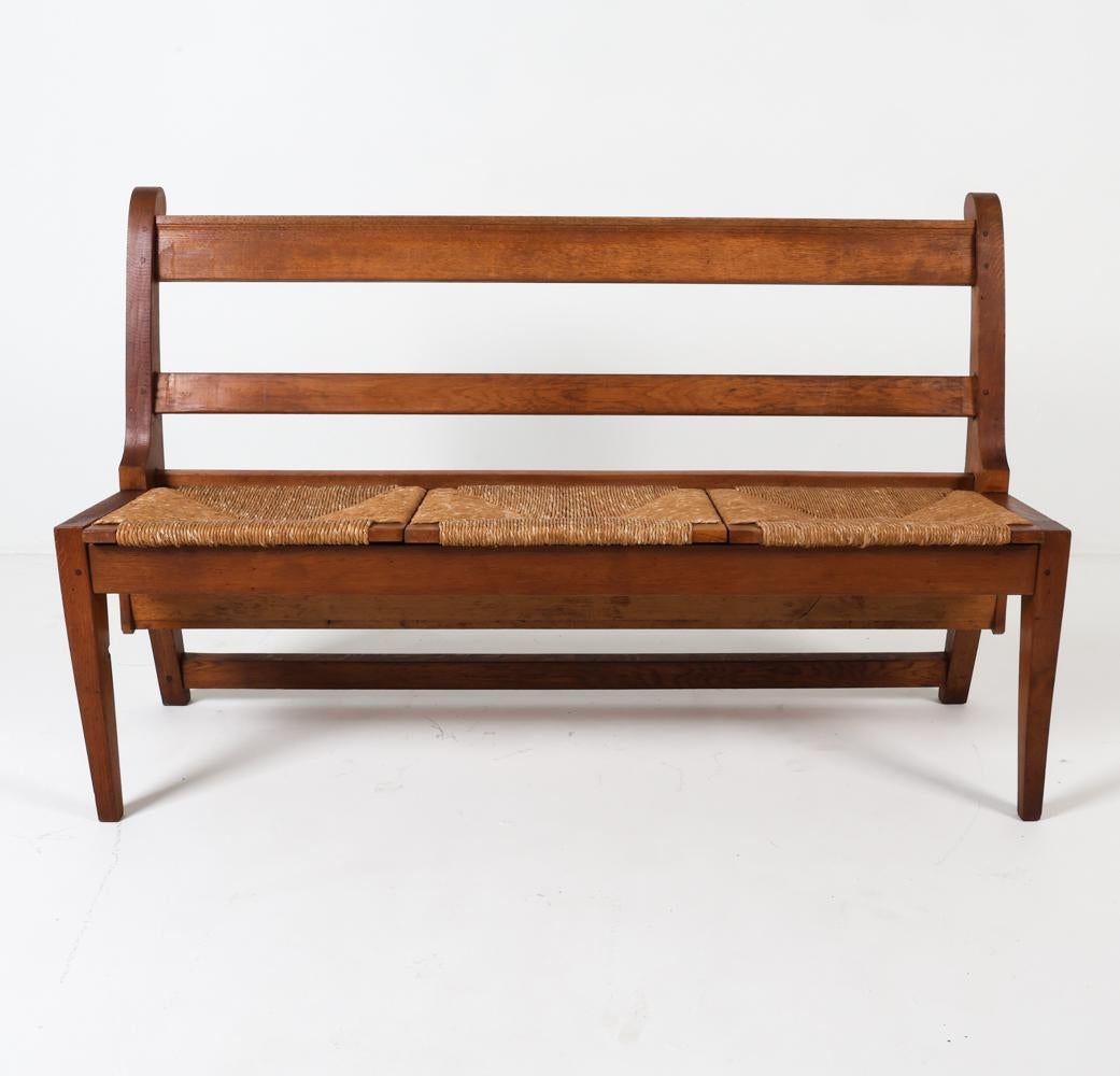 Ce banc rustique, fabriqué aux Pays-Bas dans les années 1950, présente des lignes épurées et des matériaux naturels qui évoquent le travail influent de Martin Visser.

Fabriqué en chêne massif, le banc présente un cadre robuste et sans prétention,