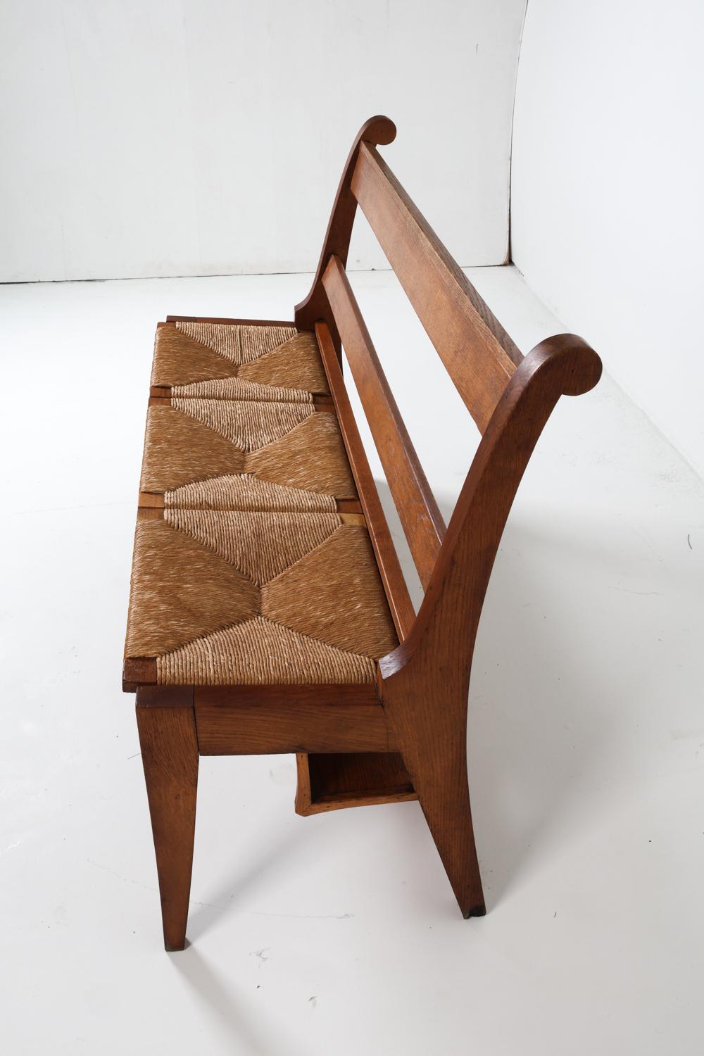 Banc de hall en chêne hollandais avec assise en jonc, vers 1950, de la main de Martin Visser Bon état - En vente à Norwalk, CT