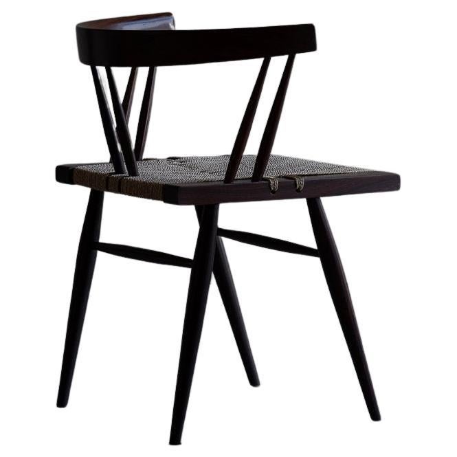 Entièrement restauré, à la manière des chaises de George Nakashima. Seconde moitié du XXe siècle, provenant d'Ahmedabad, Inde. Ces chaises à assise en gazon respirent l'allure du milieu du siècle, avec une fusion frappante de bois de rose foncé.