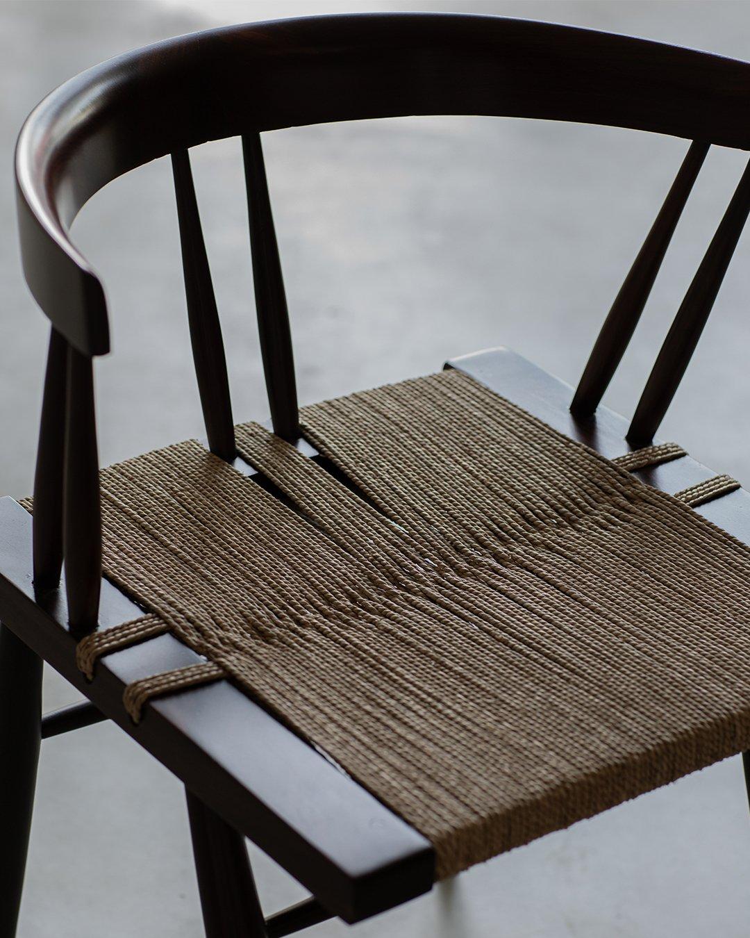 Fait main À la manière de Nakashima, chaise à assise en gazon, 20e siècle, Inde, Ahmedabad en vente