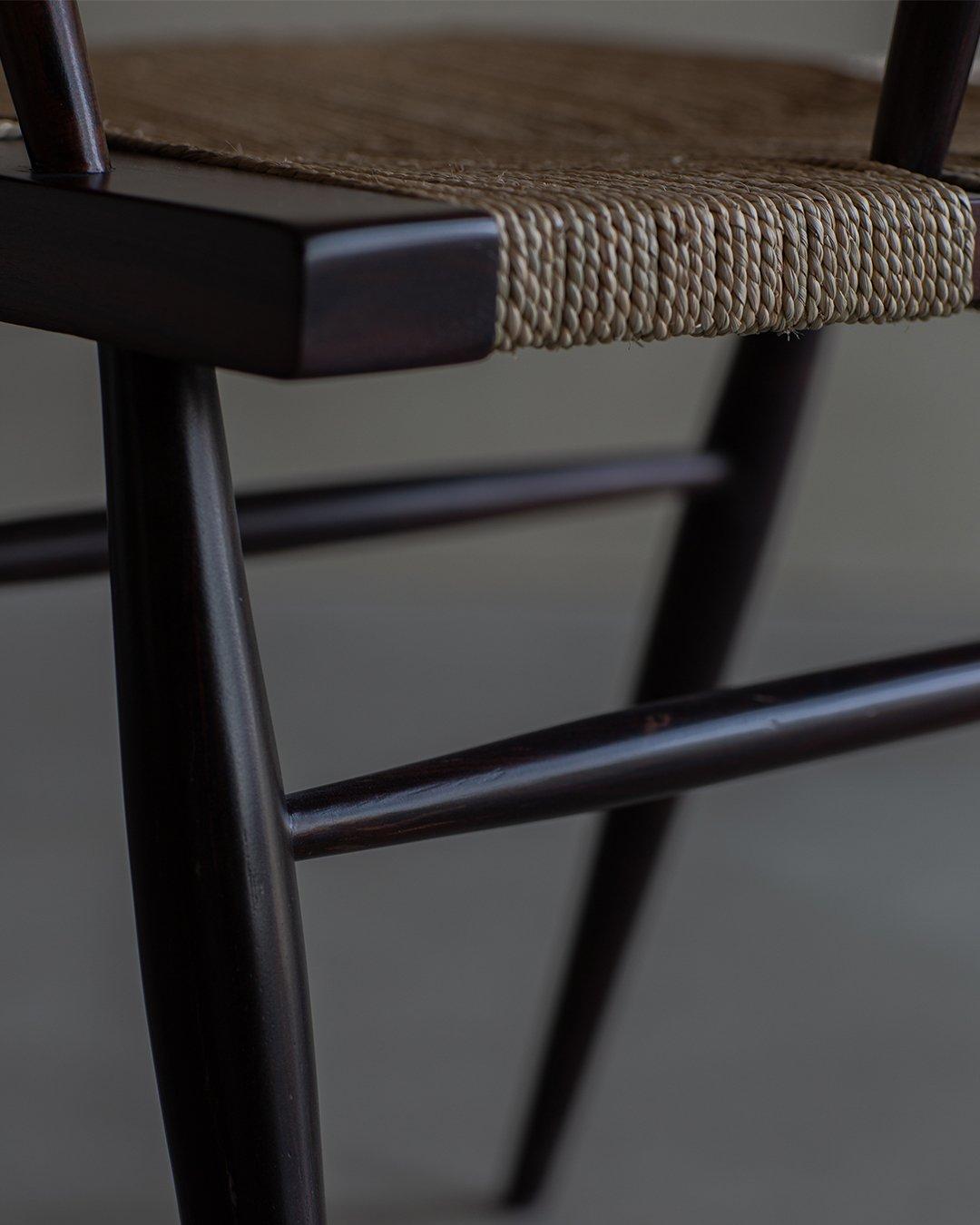 À la manière de Nakashima, chaise à assise en gazon, 20e siècle, Inde, Ahmedabad Bon état - En vente à Hasselt, VLI