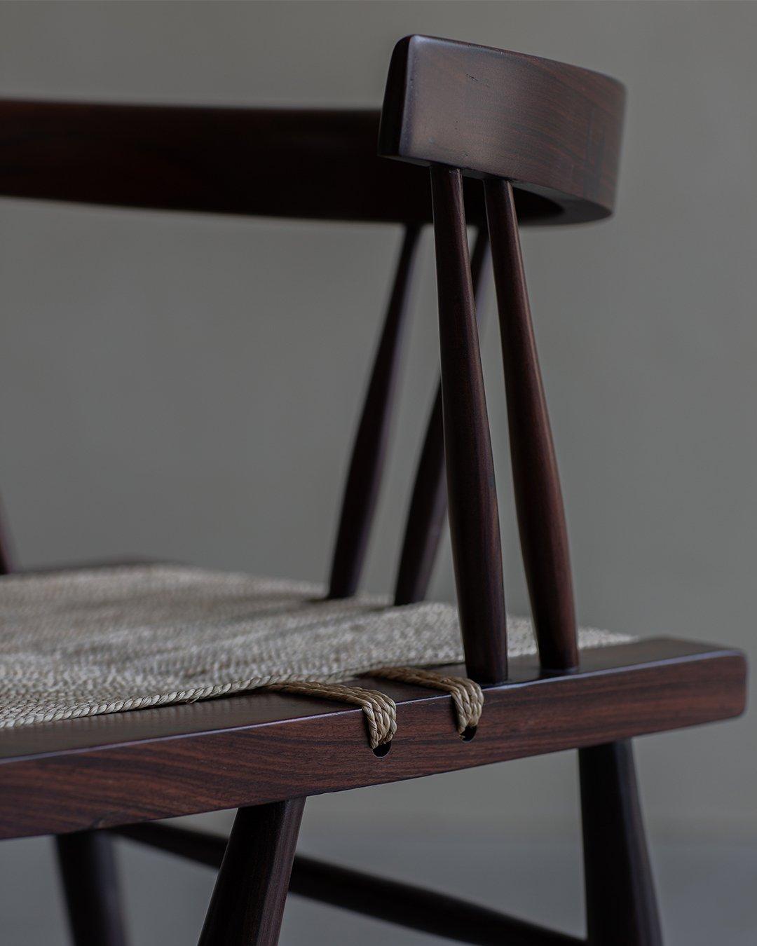 Bois À la manière de Nakashima, chaise à assise en gazon, 20e siècle, Inde, Ahmedabad en vente