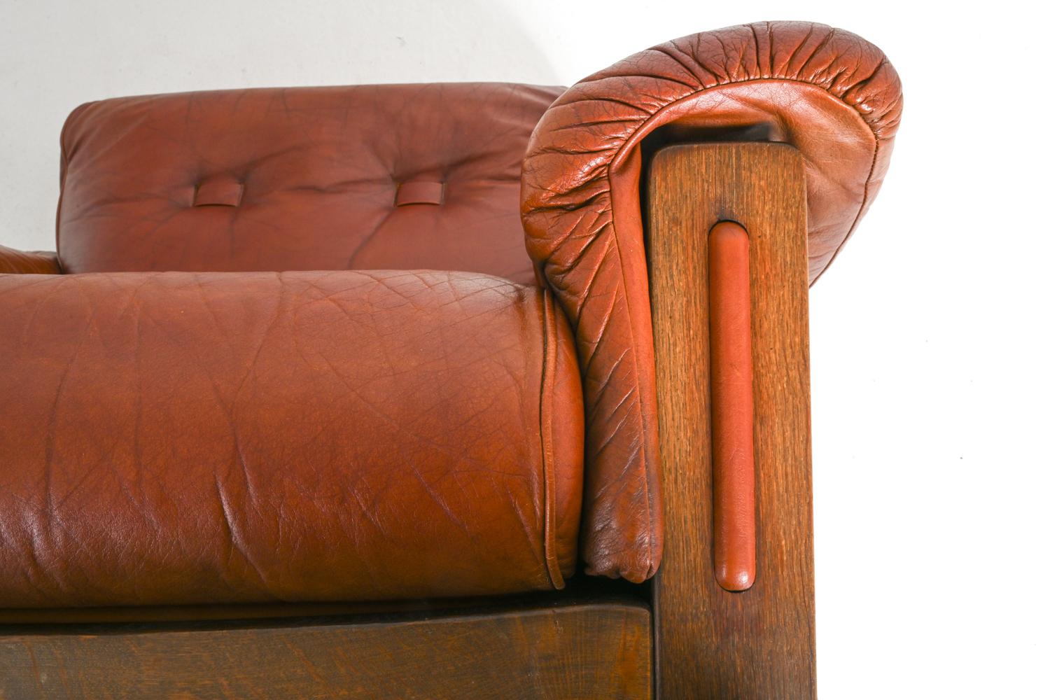 A la manière de Percival Lafer, fauteuils en chêne et cuir, vers 1970 en vente 3