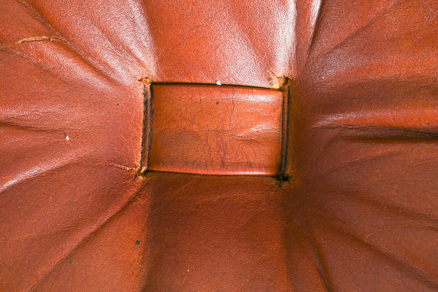 A la manière de Percival Lafer, fauteuils en chêne et cuir, vers 1970 en vente 4
