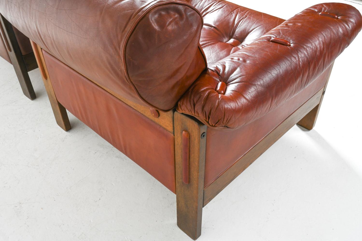 A la manière de Percival Lafer, fauteuils en chêne et cuir, vers 1970 en vente 5