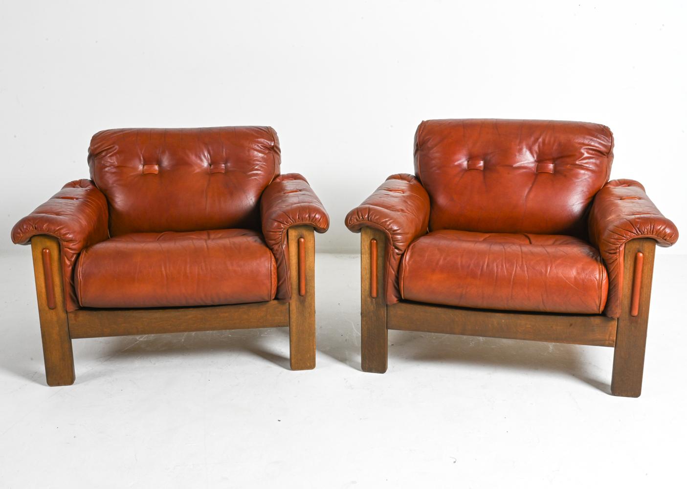 Cette paire captivante de fauteuils scandinaves en chêne et en cuir présente un design inspiré par le célèbre designer brésilien Percival Lafer. Fabriquées dans les années 1970, ces chaises capturent l'essence du style emblématique de Lafer - un