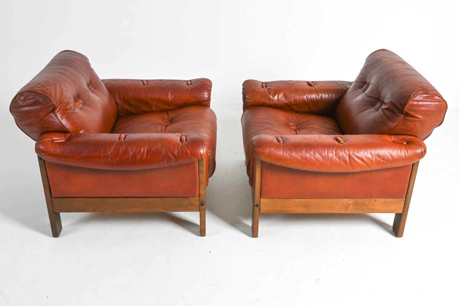 A la manière de Percival Lafer, fauteuils en chêne et cuir, vers 1970 Bon état - En vente à Norwalk, CT