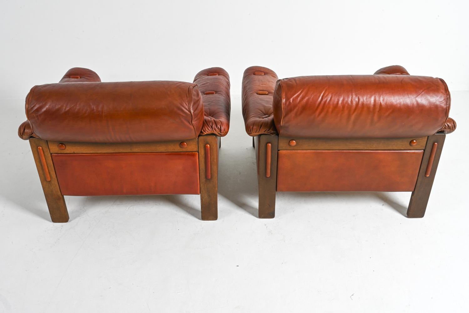 20ième siècle A la manière de Percival Lafer, fauteuils en chêne et cuir, vers 1970 en vente