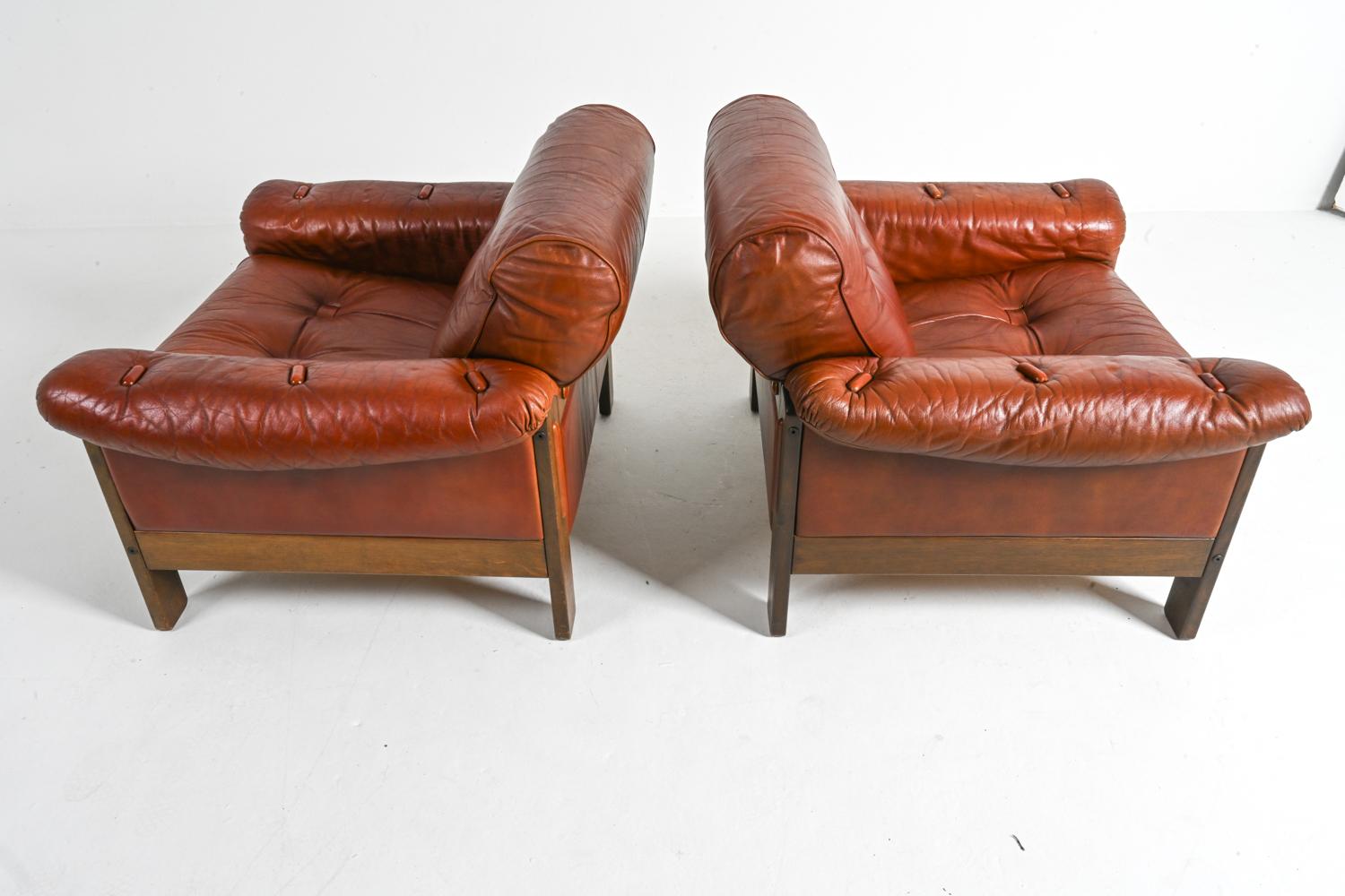 Cuir A la manière de Percival Lafer, fauteuils en chêne et cuir, vers 1970 en vente