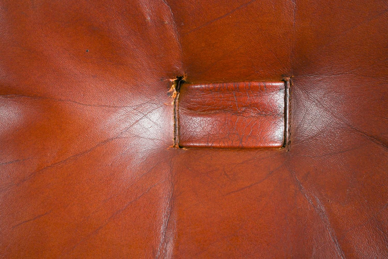 A la manière de Percival Lafer, fauteuils en chêne et cuir, vers 1970 en vente 2