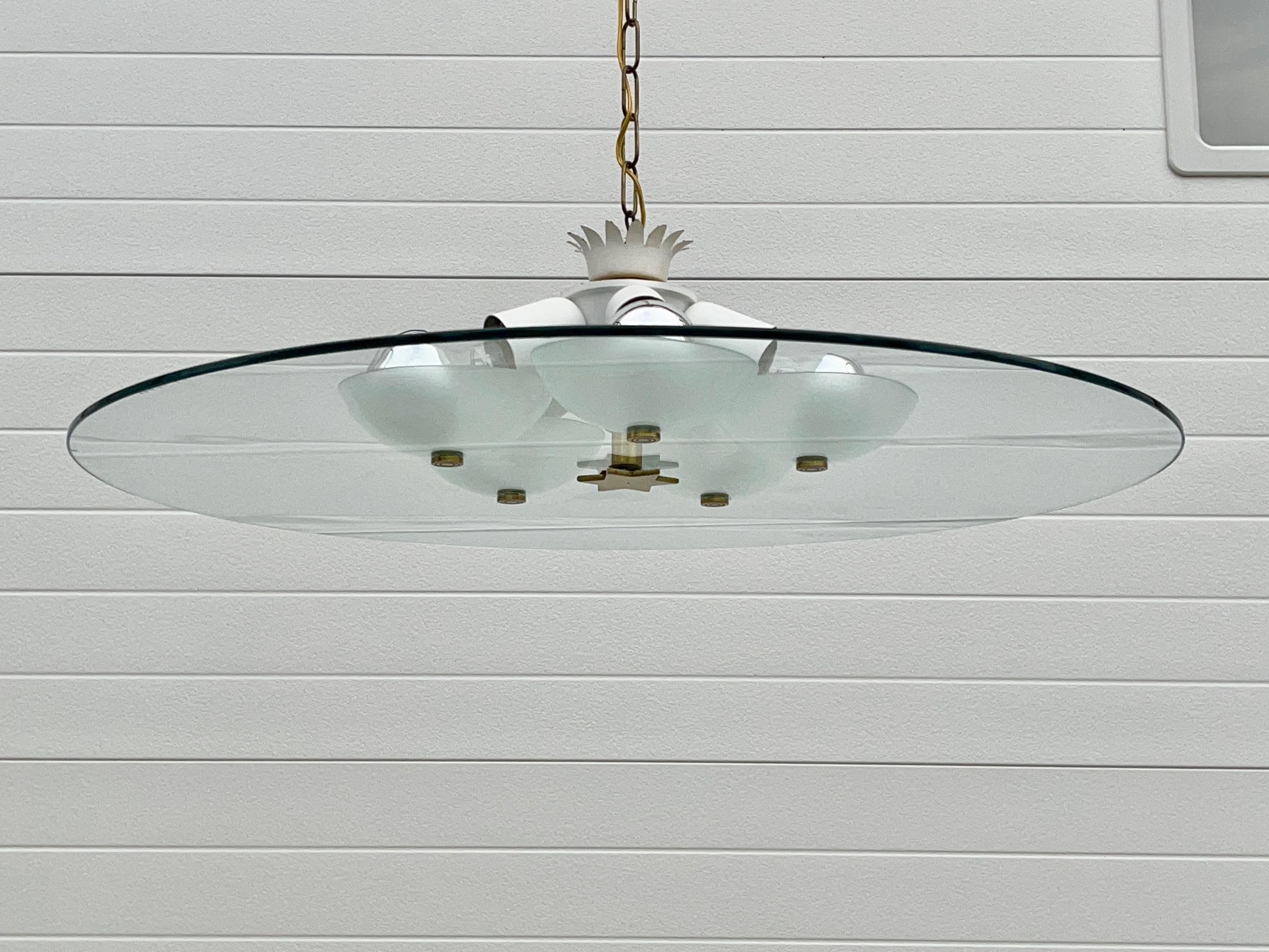 Lampada a sospensione a cinque luci documentata del 1953 di Biancardi & Jordan, in ottone smaltato bianco con corona svasata, che emette cinque prese regolabili in ottone smaltato bianco con prese a vite Edison standard, ognuna delle quali sovrasta