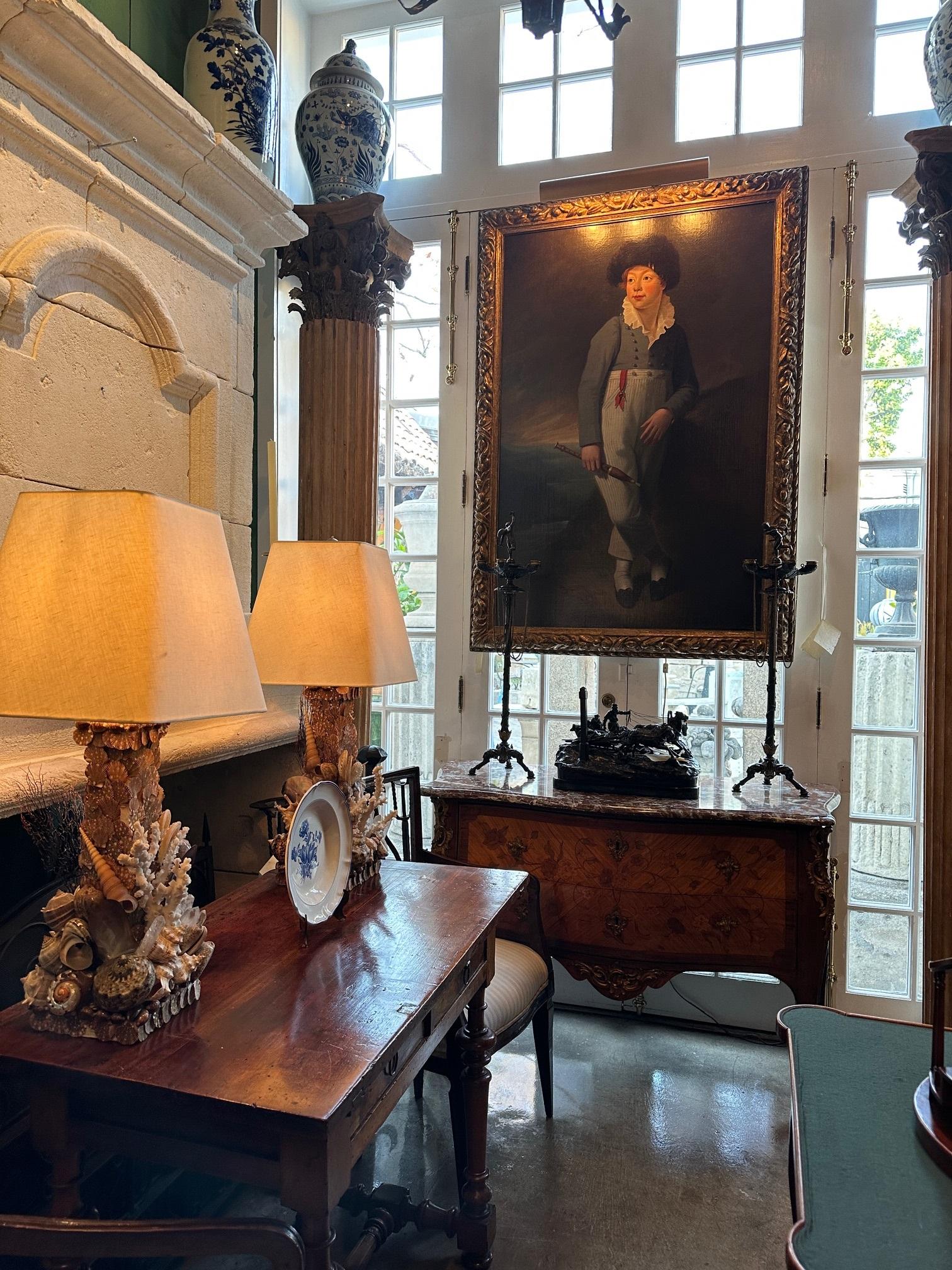 Manner of Sir John Hoppner 'British, 1758-1810' Porträt von Meister Robin Vanecke Öl auf Leinwand. Ein schöner handgeschnitzter und handgefertigter großer und imposanter Rahmen. Es ist das perfekte Wandkunstwerk in einer Bibliothek, einem