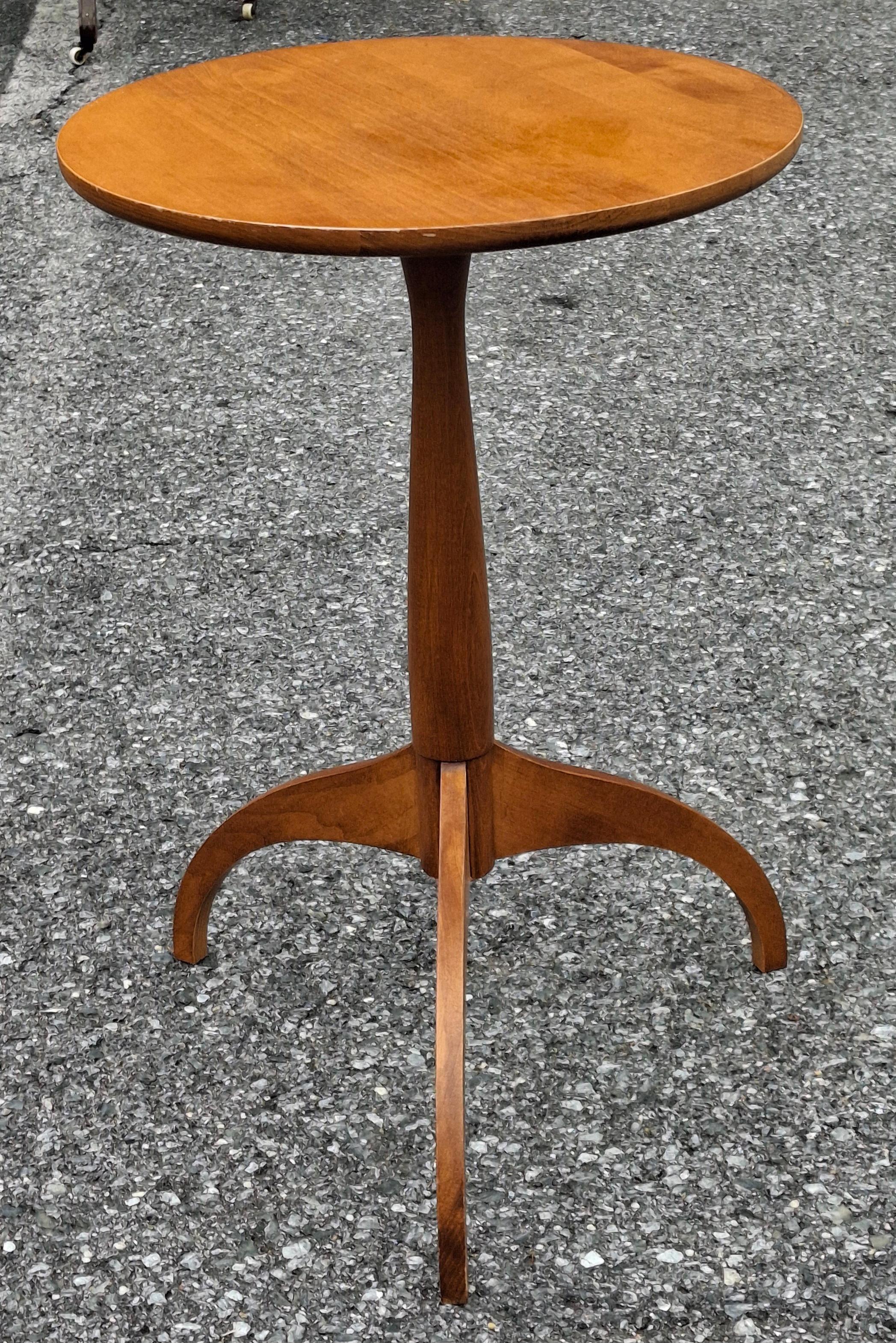 A la manera de  Candelabro de mesa auxiliar con pedestal de araña de cerezo macizo teñido Stephen Swift.
Mide 26,5