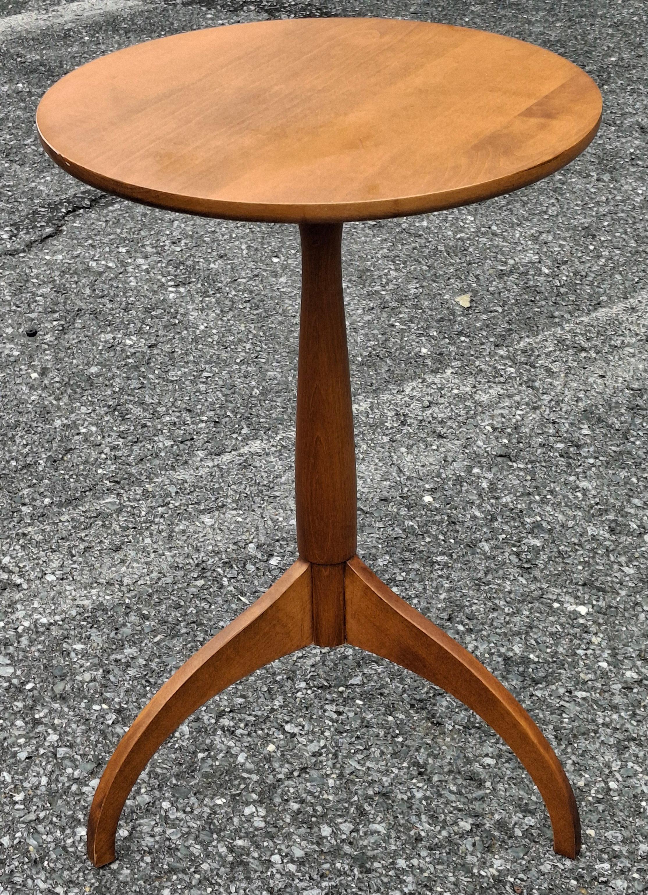 Manner Stephen Swift Gebeizt Massivholz Kirsche Pedetal Spider Beistelltisch Kerzenständer (Skandinavische Moderne) im Angebot