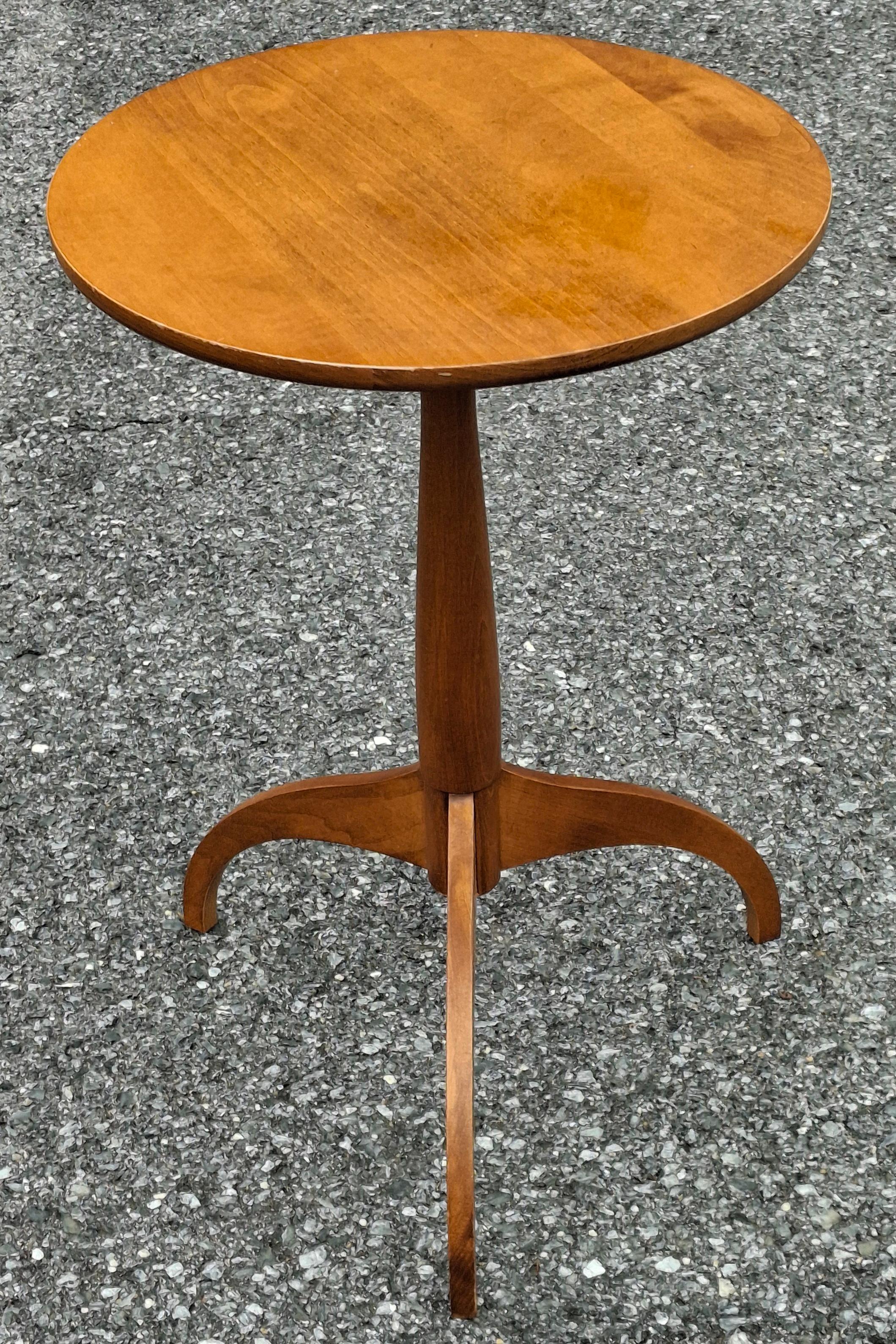 Manner Stephen Swift Gebeizt Massivholz Kirsche Pedetal Spider Beistelltisch Kerzenständer im Zustand „Hervorragend“ im Angebot in Germantown, MD