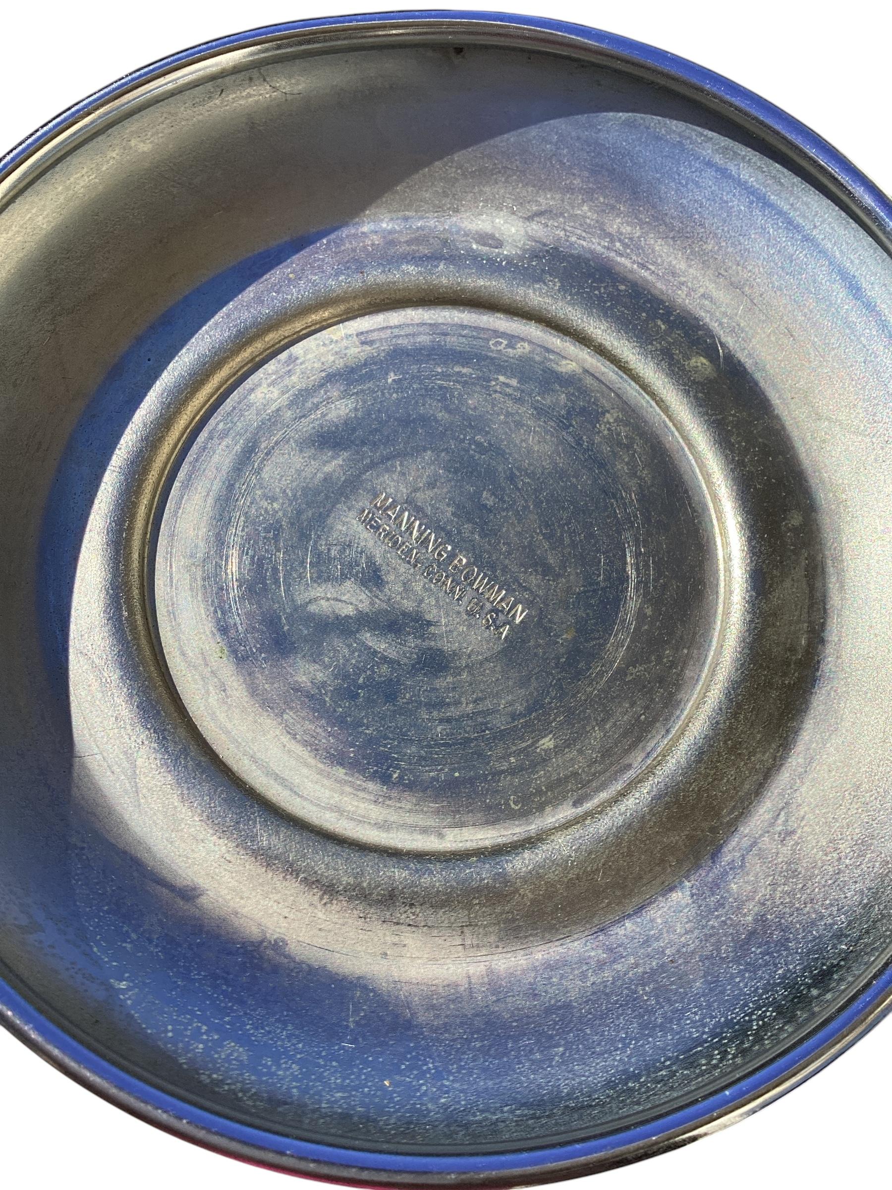 Coctelera y bandeja de servir Manning Bowman Art Decó de baquelita y cromo. Una coctelera cromada de buen tamaño con una tapa superior de color mostaza. Fabricado por la Manning Bowman Company de Meridien CT, cuya calidad y buen ojo para los
