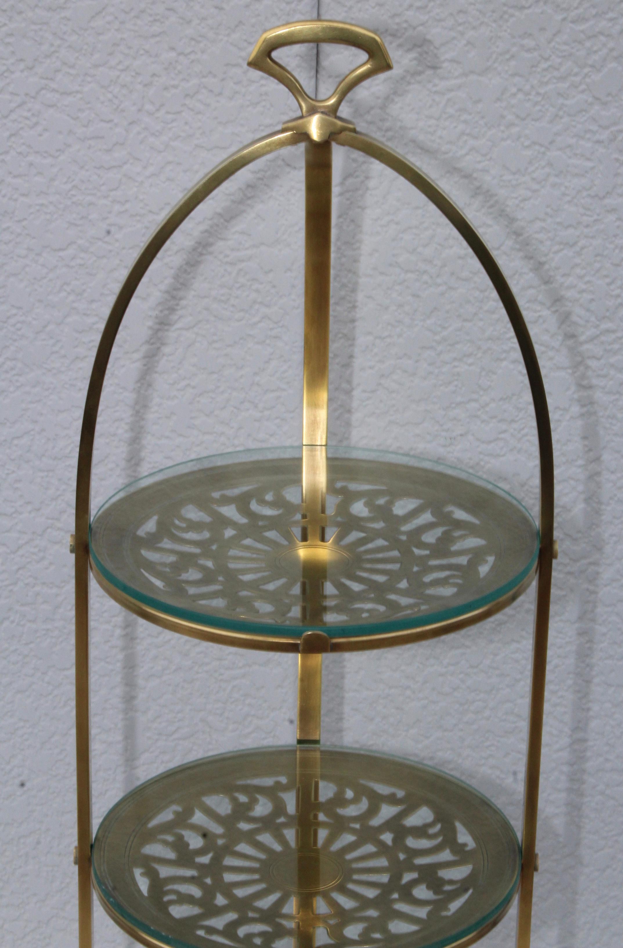 Manning Bowman Mid-Century Modern Brass Cake Stand In Good Condition For Sale In New York, NY