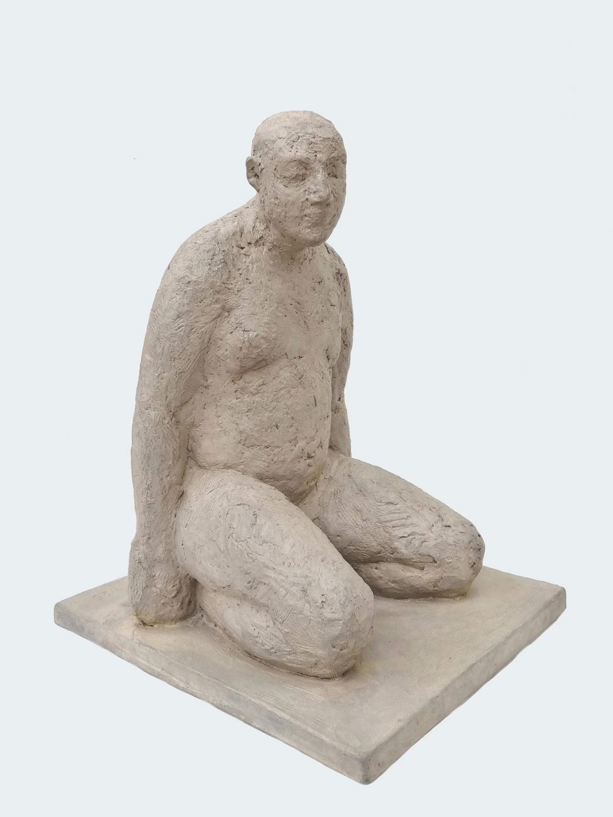 Kneeling Man - zeitgenössische figurative männliche Skulptur aus jesmonitfarbenen Erdpigmenten – Sculpture von Manny Woodard