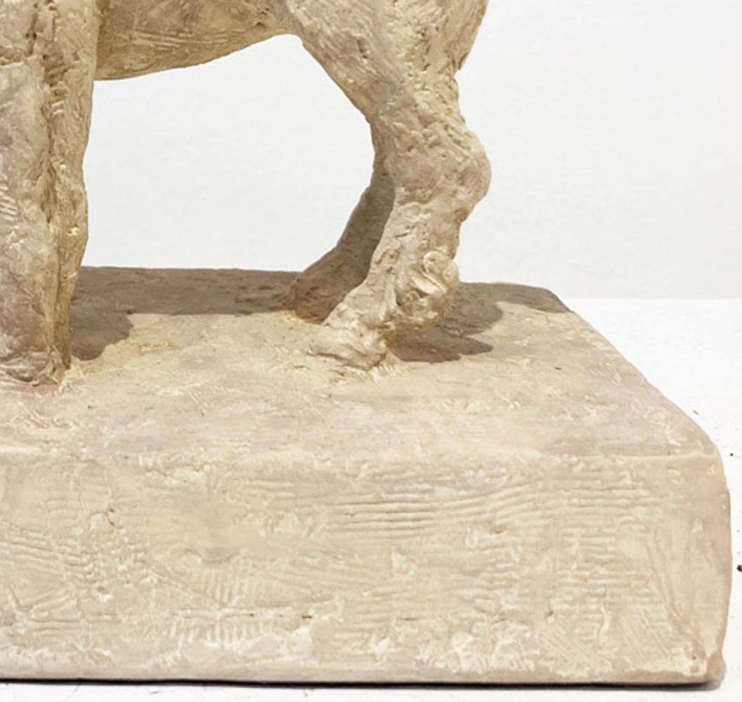Zwei - Pferd und Mensch: Erdpigment- und Jesmonit-Skulptur mit geformter Skulptur – Sculpture von Manny Woodard