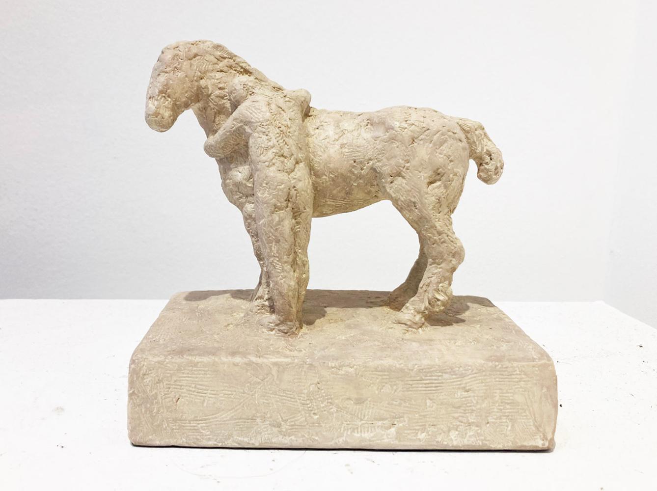 Manny Woodard Nude Sculpture – Zwei - Pferd und Mensch: Erdpigment- und Jesmonit-Skulptur mit geformter Skulptur