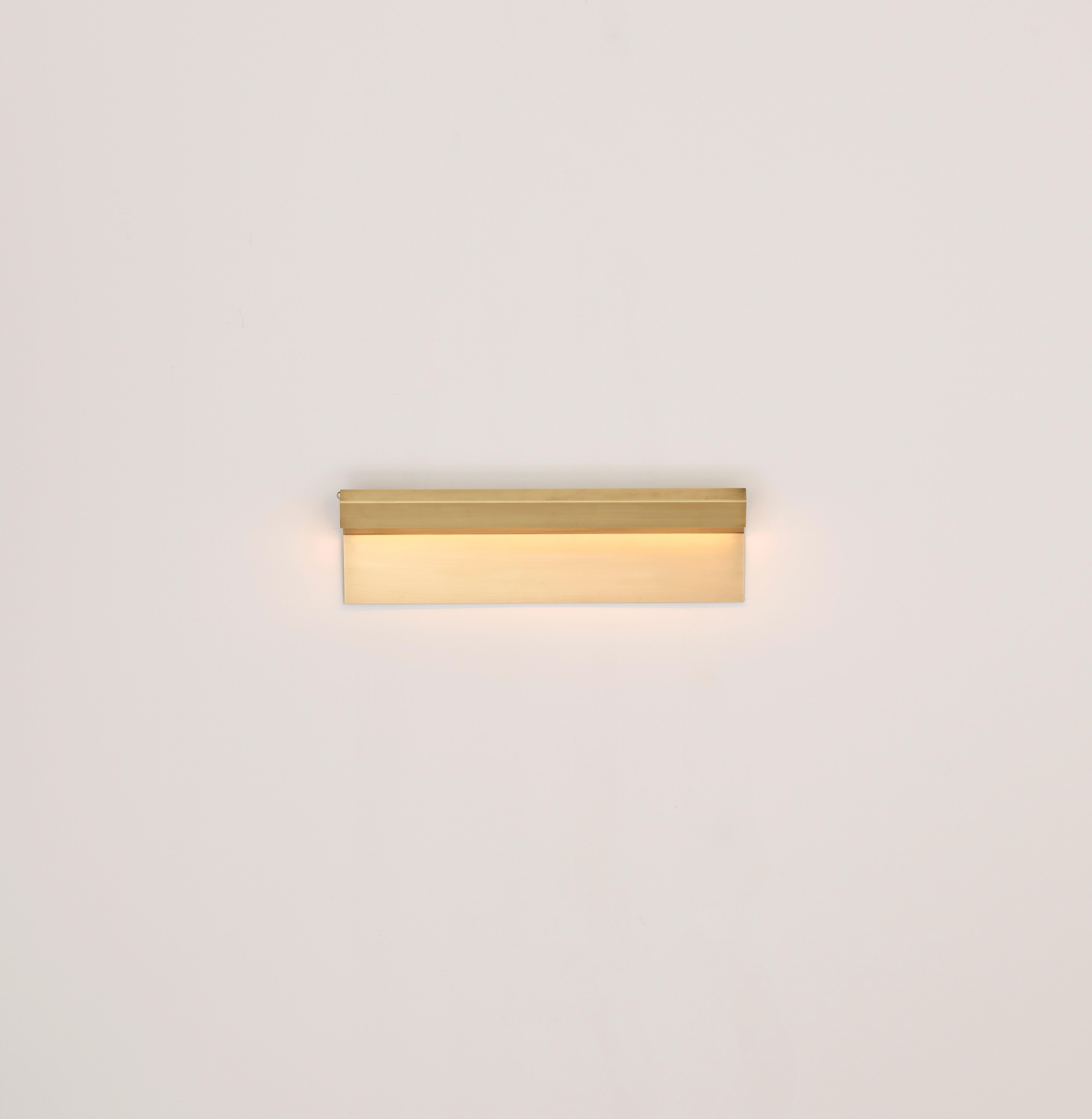 Mano pequeño aplique montado- Uplighter de Umberto Bellardi Ricci.
Dimensiones: P 3