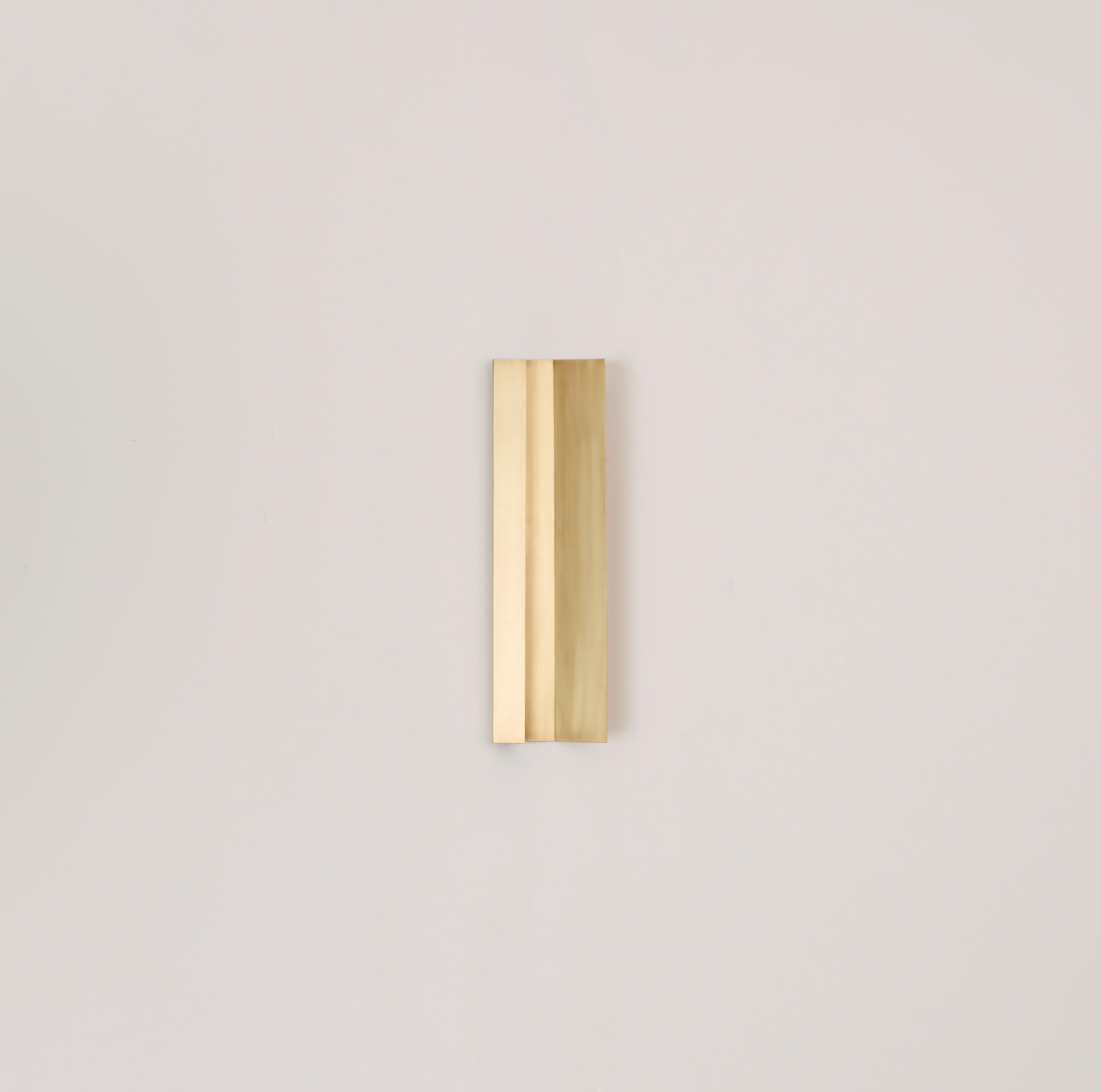 Mano small wall lamp mounted- vertical side lighter by Umberto Bellardi Ricci.
Dimensions: D 3