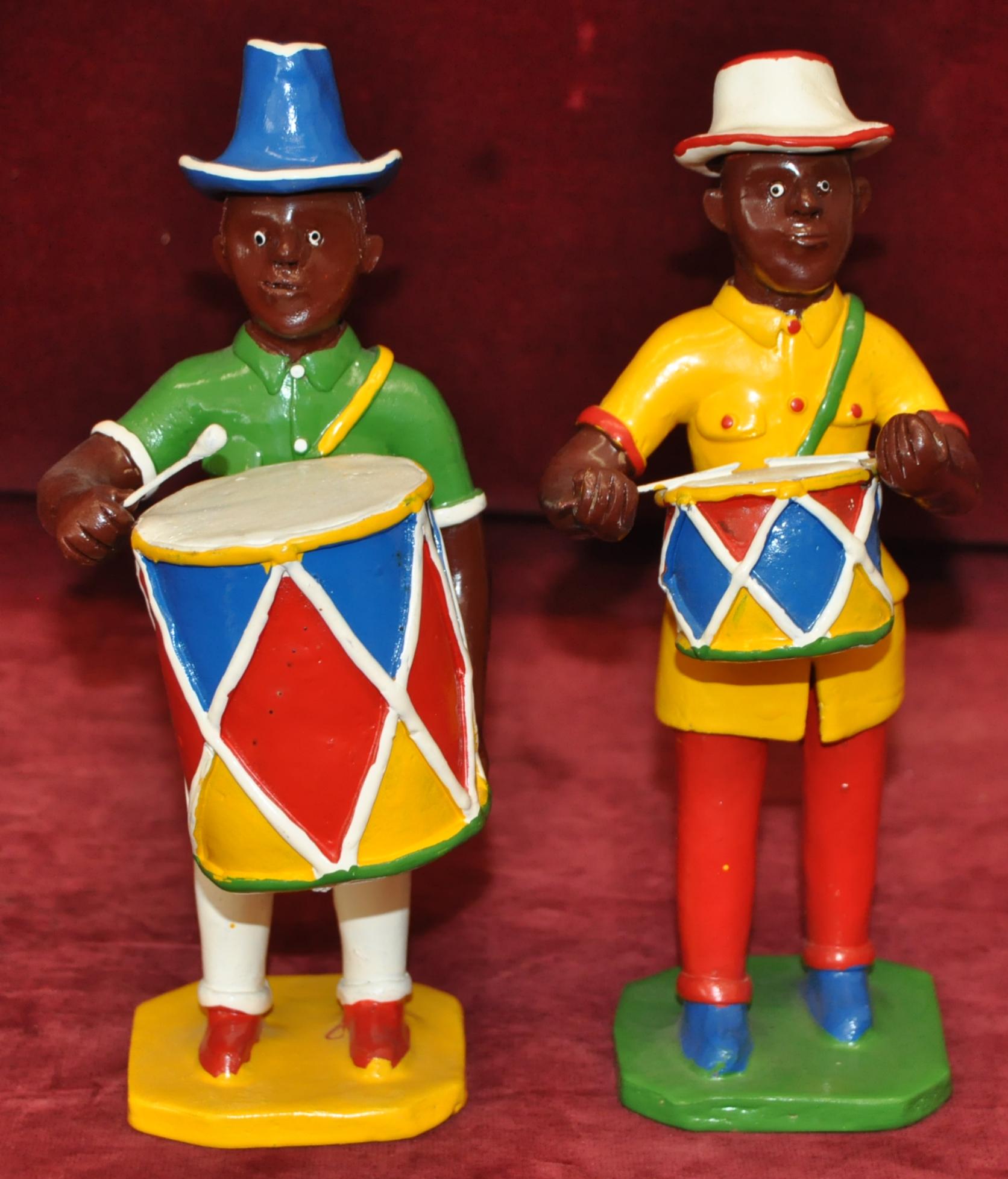 Maracatu - Conjunto de 15 figuras en barro policromado For Sale 7