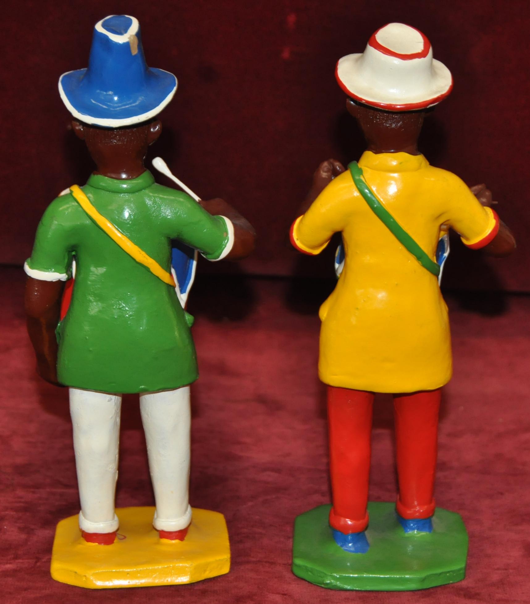 Maracatu - Conjunto de 15 figuras en barro policromado For Sale 8
