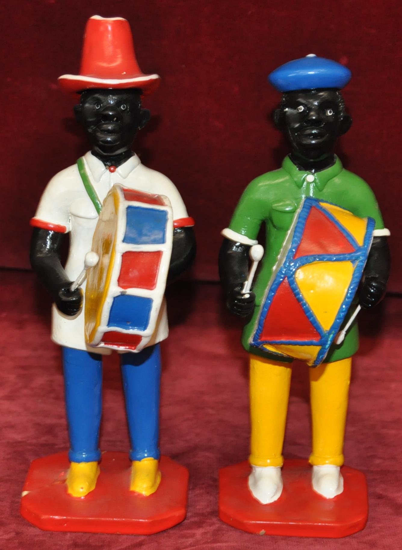 Maracatu - Conjunto de 15 figuras en barro policromado For Sale 9