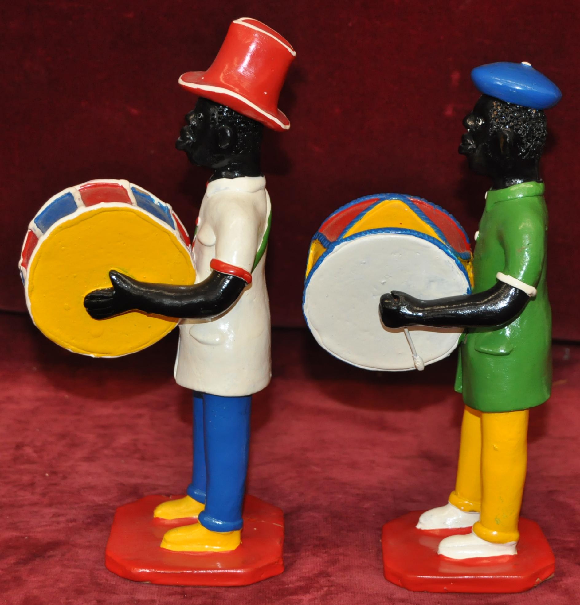 Maracatu - Conjunto de 15 figuras en barro policromado For Sale 10