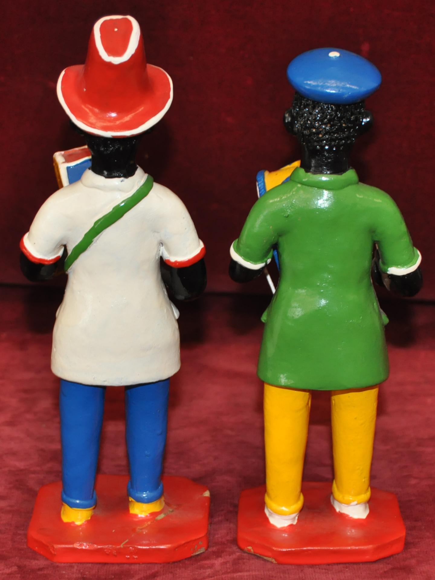 Maracatu - Conjunto de 15 figuras en barro policromado For Sale 11