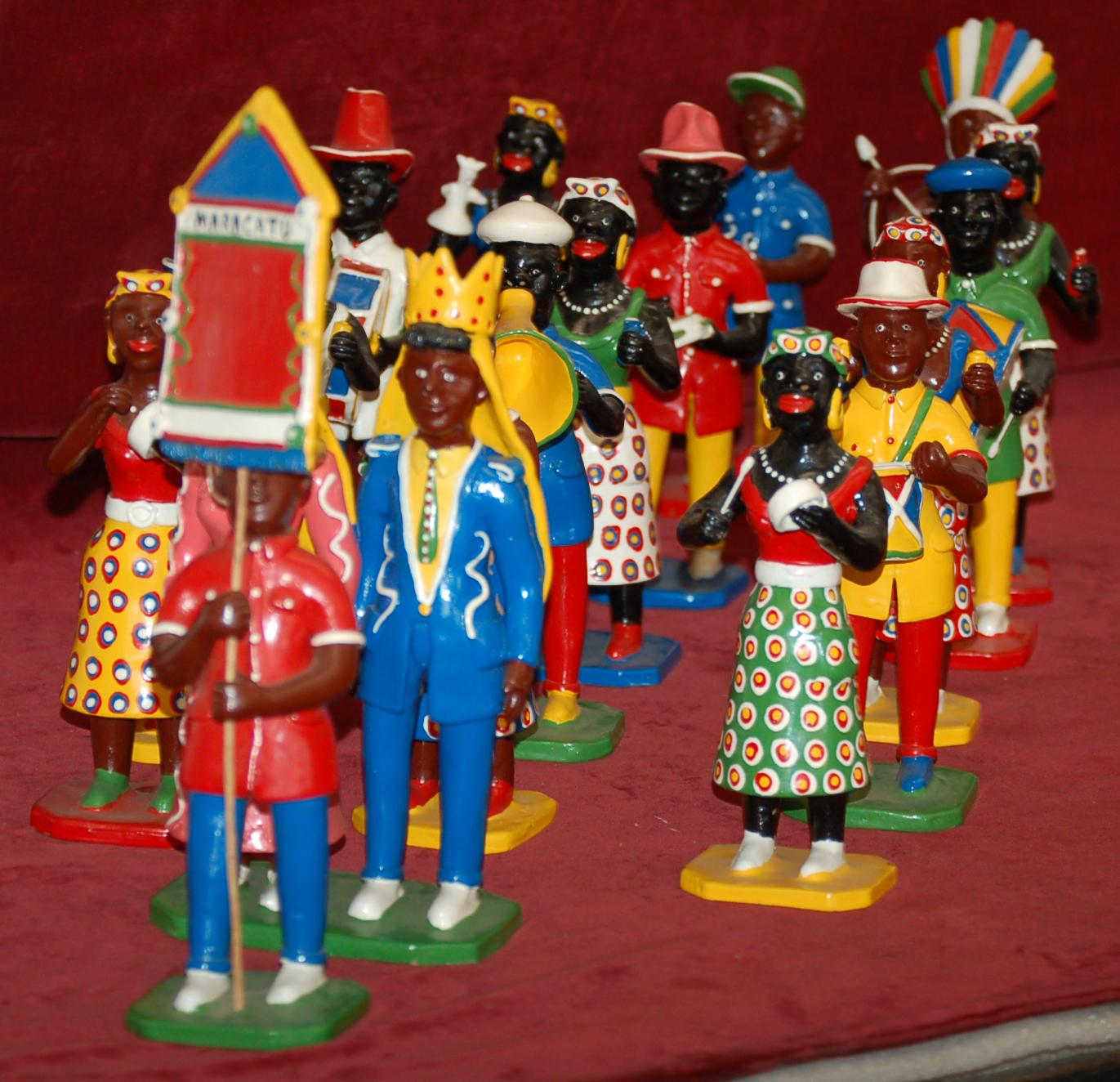 Maracatu - Conjunto de 15 figuras en barro policromado - Sculpture by Manoel Eudócio
