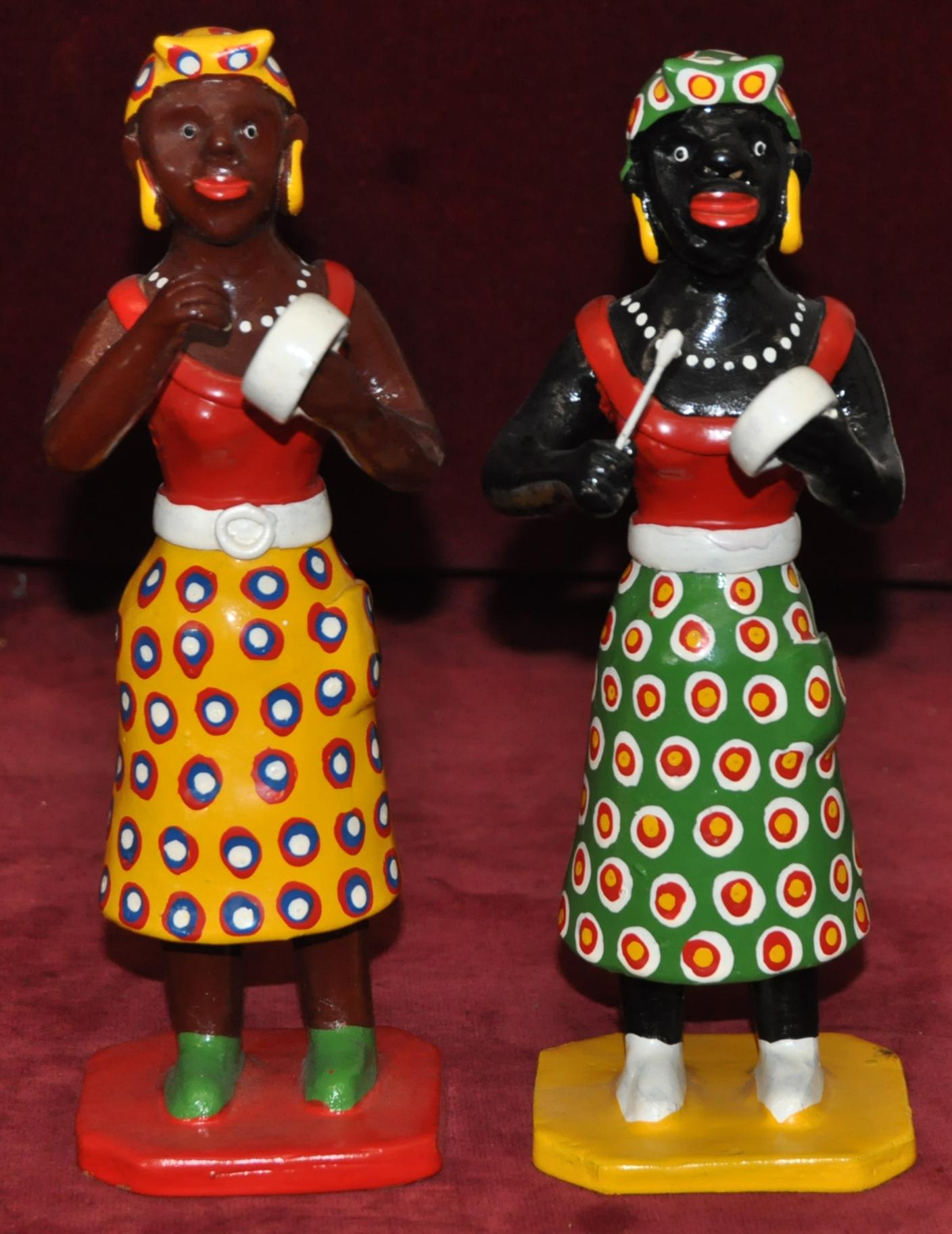 Maracatu - Conjunto de 15 figuras en barro policromado - Brown Figurative Sculpture by Manoel Eudócio