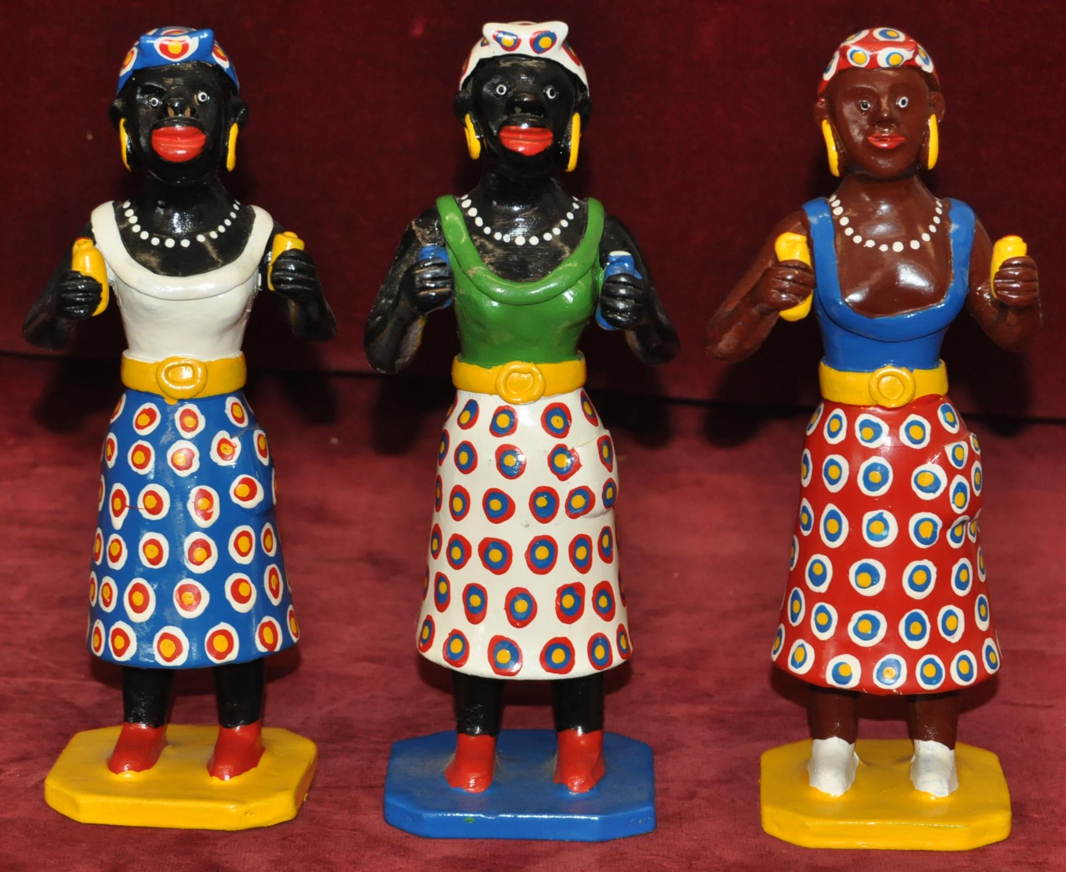 Maracatu - Conjunto de 15 figuras en barro policromado For Sale 2