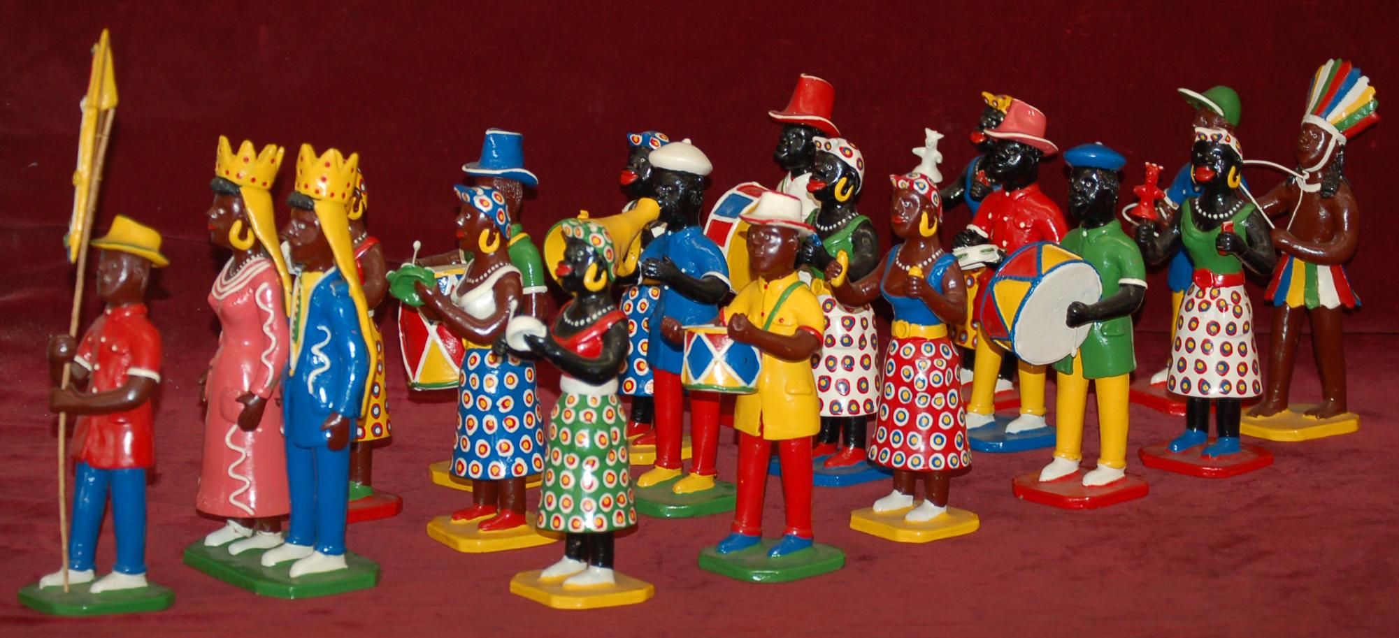 Manoel Eudócio Figurative Sculpture - Maracatu - Conjunto de 15 figuras en barro policromado