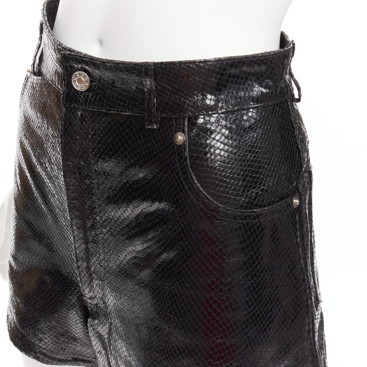 MANOKHI black genuine scaled leather high waisted shorts FR36 XS
Reference: AAWC/A00857
Brand: Manokhi
Material: Leather
Color: Black
Pattern: Animal Print
Closure: Zip Fly
Lining: Black Fabric
Made in: Romania

CONDITION:
Condition: Excellent, this