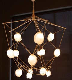 Manolito & Manolito „Ouef de Selenit“, maßgefertigter Kronleuchter aus geblasenem Glas und Seil